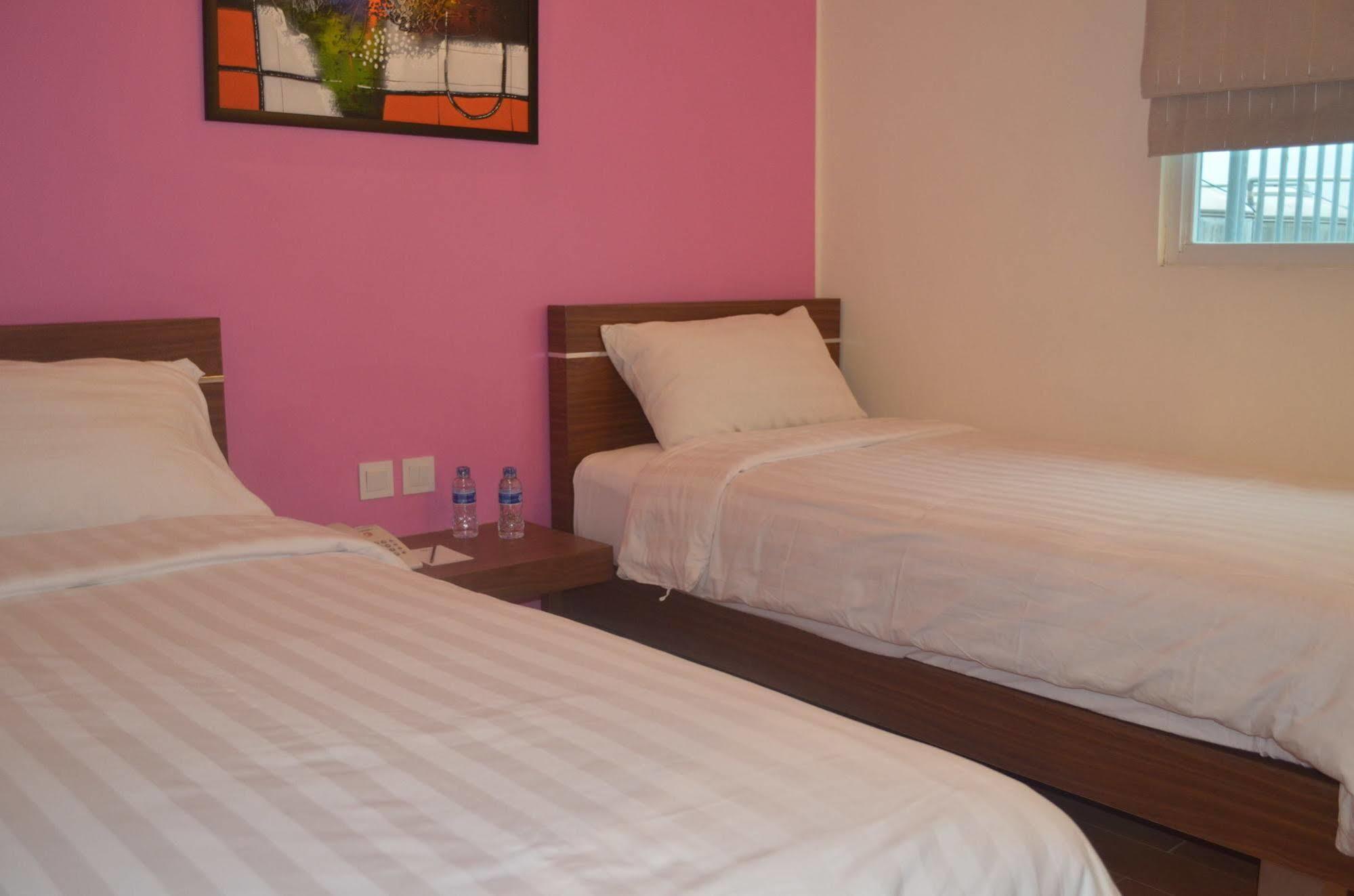 World - Bandengan Hotel 2*