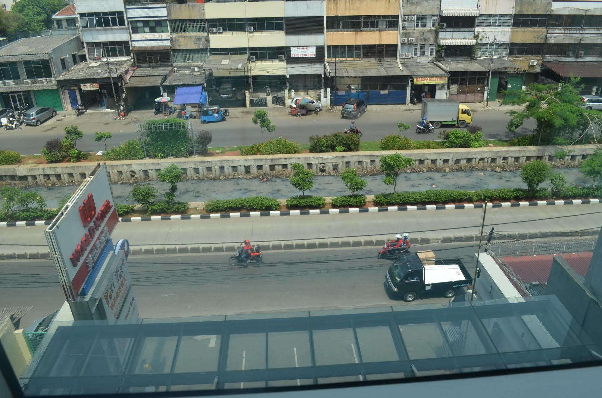 World - Bandengan Hotel
