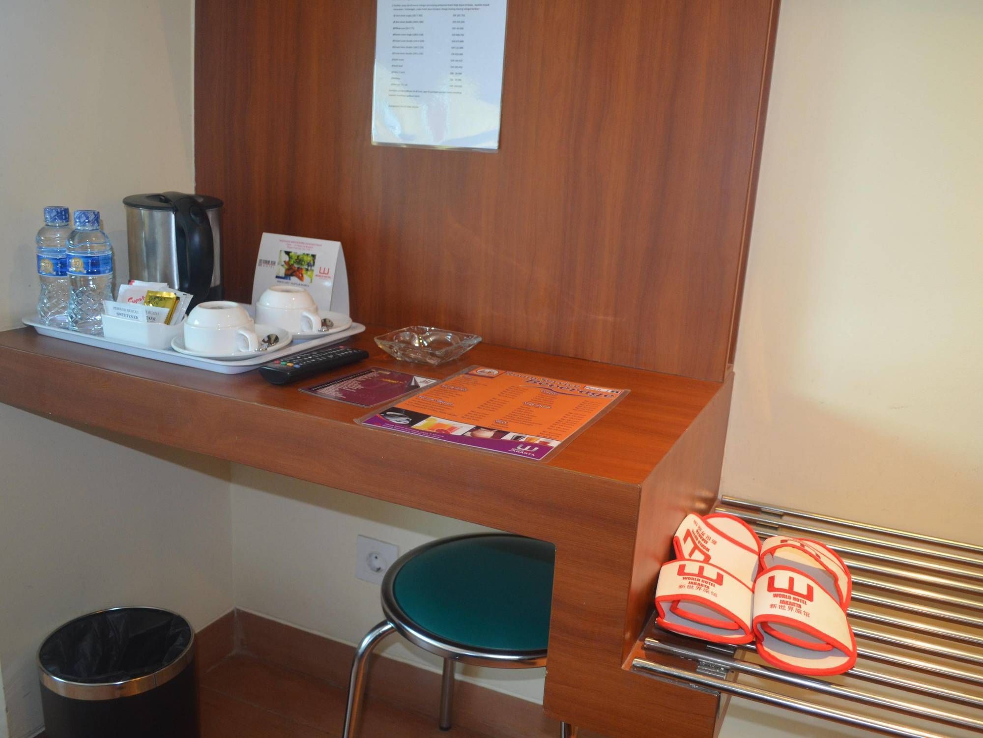 World - Bandengan Hotel