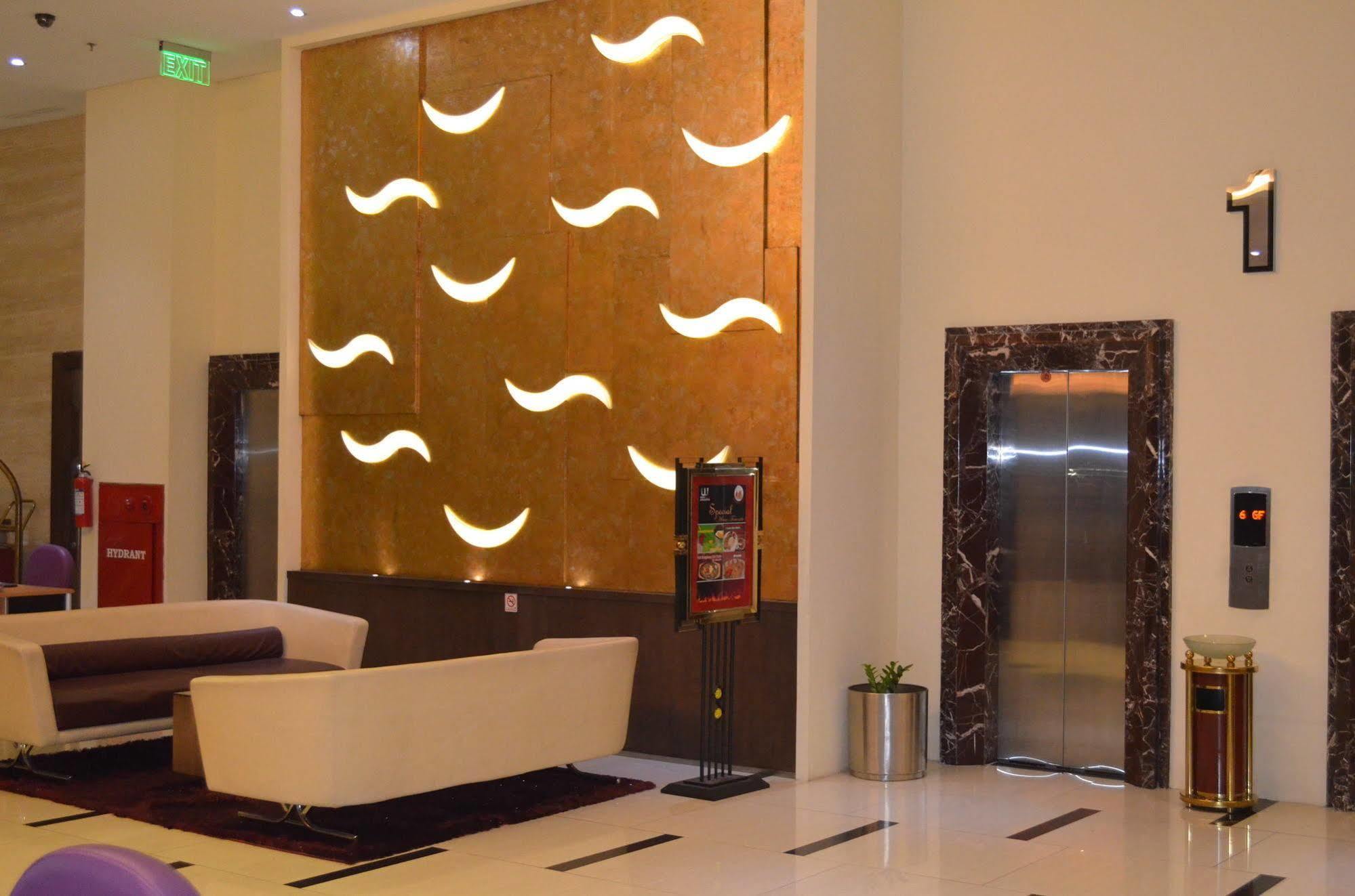 World - Bandengan Hotel