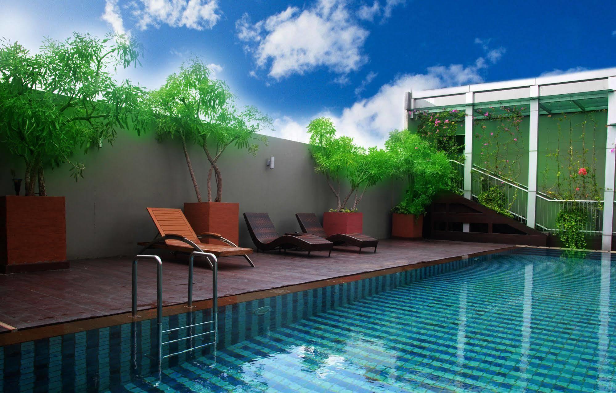 Hotel Sparks Life Jakarta, Artotel Curated Jakarta