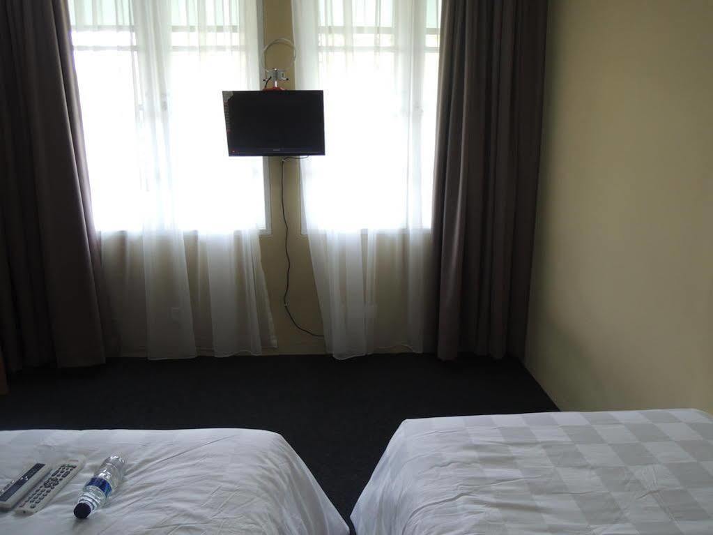 Khách sạn Maven Cilandak 2*