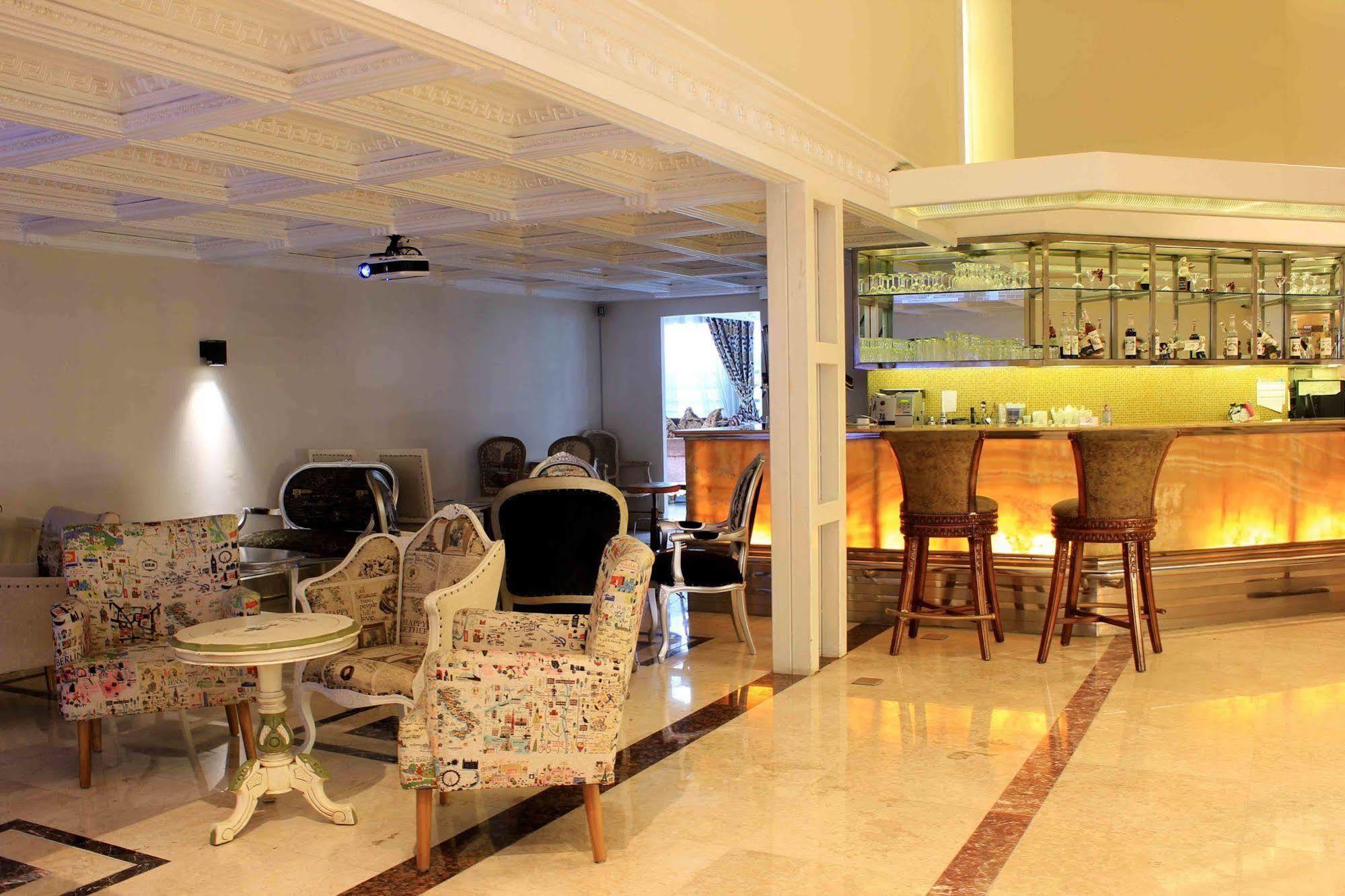 Hotel Amos Cozy Melawai 4*