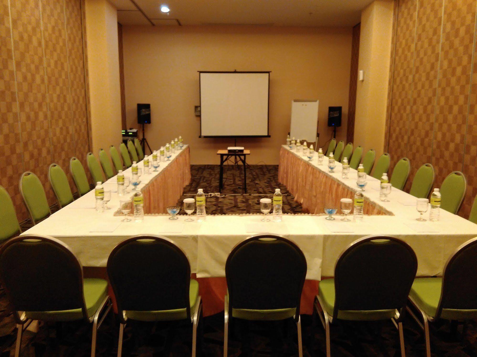 Maxonehotels.com At Pemuda Hotel Jakarta