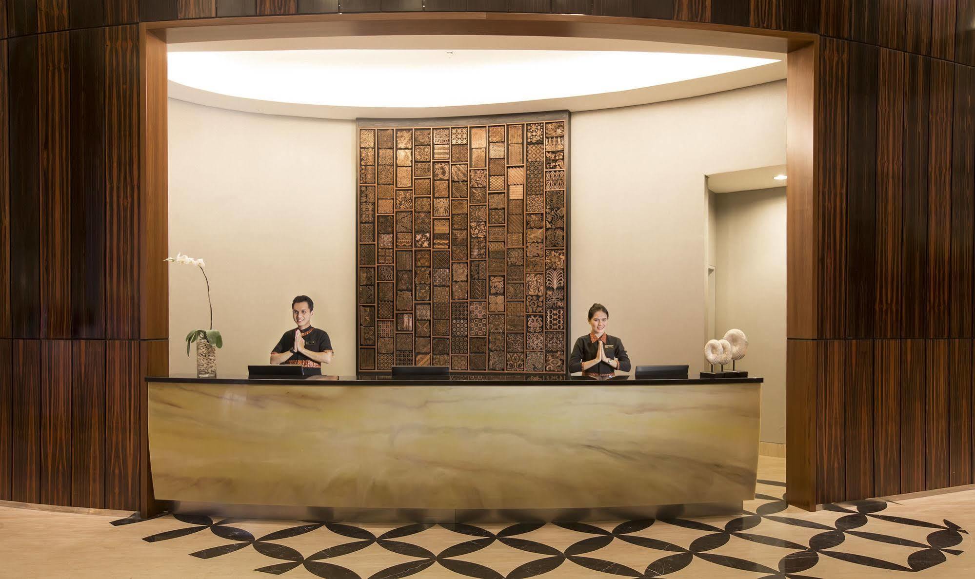 Aston Bellevue Radio Dalam Hotel