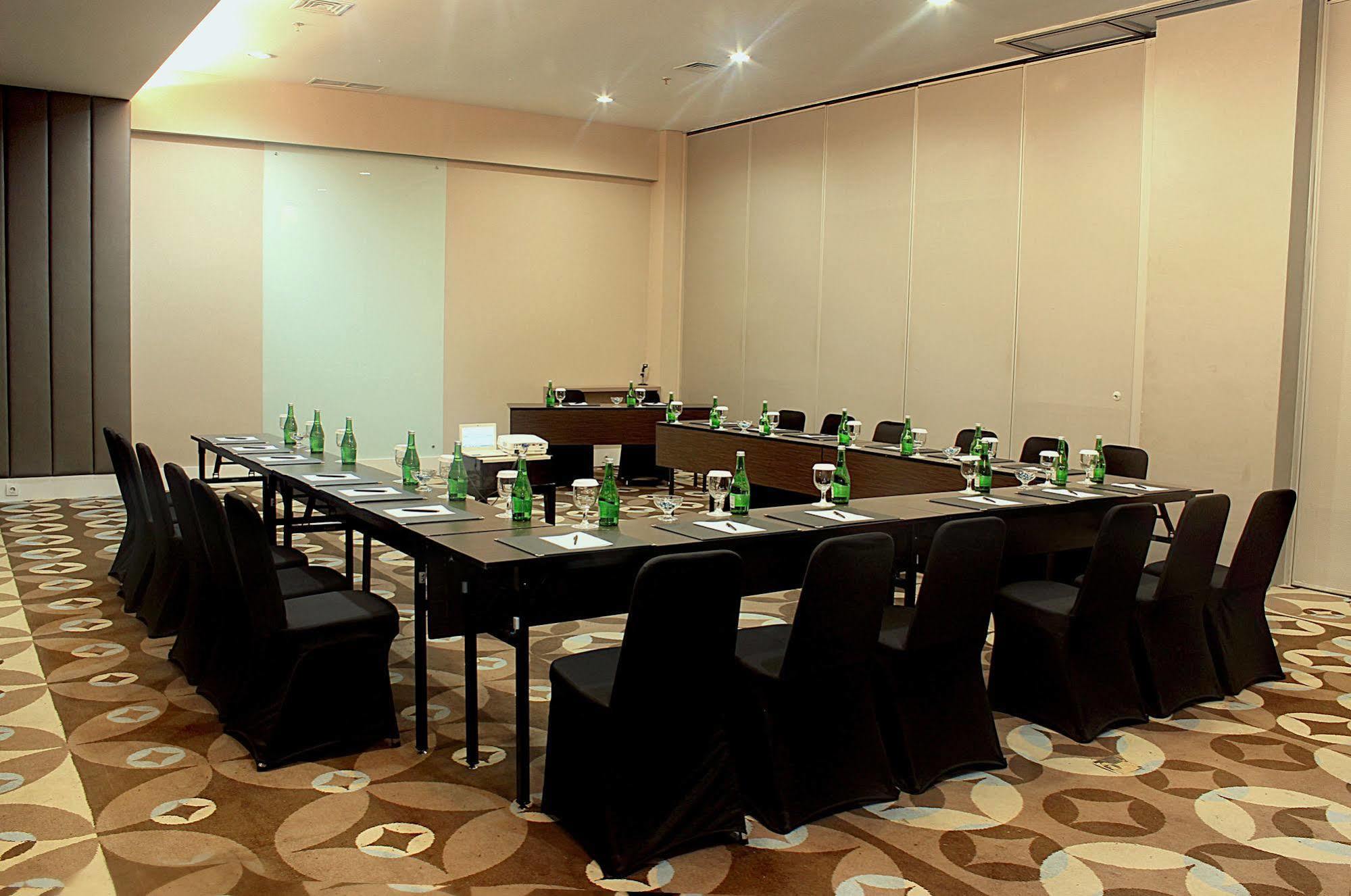 Aston Bellevue Radio Dalam Hotel 4*