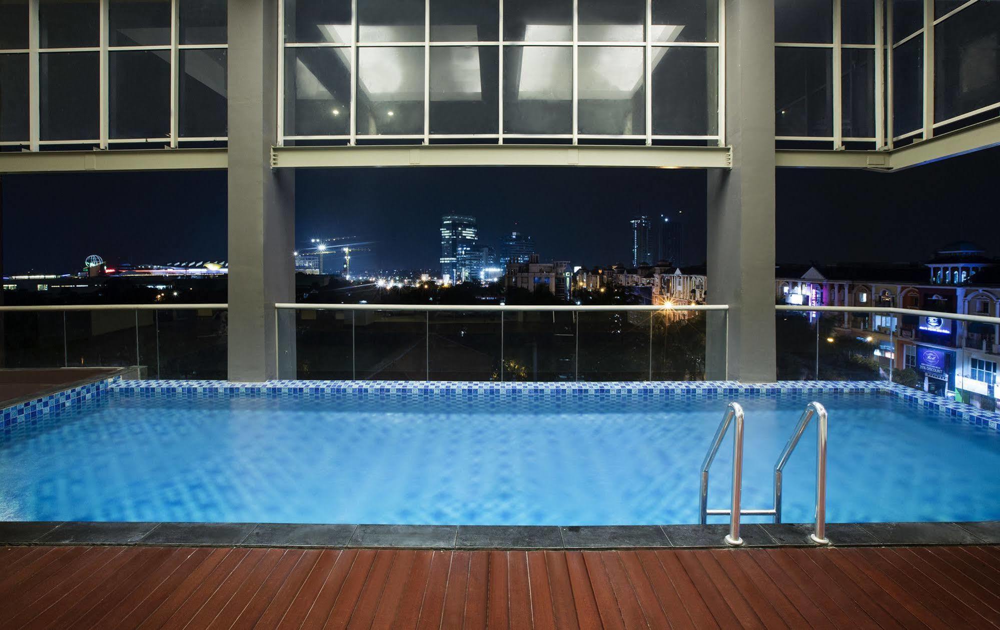 Aston Bellevue Radio Dalam Hotel Jakarta