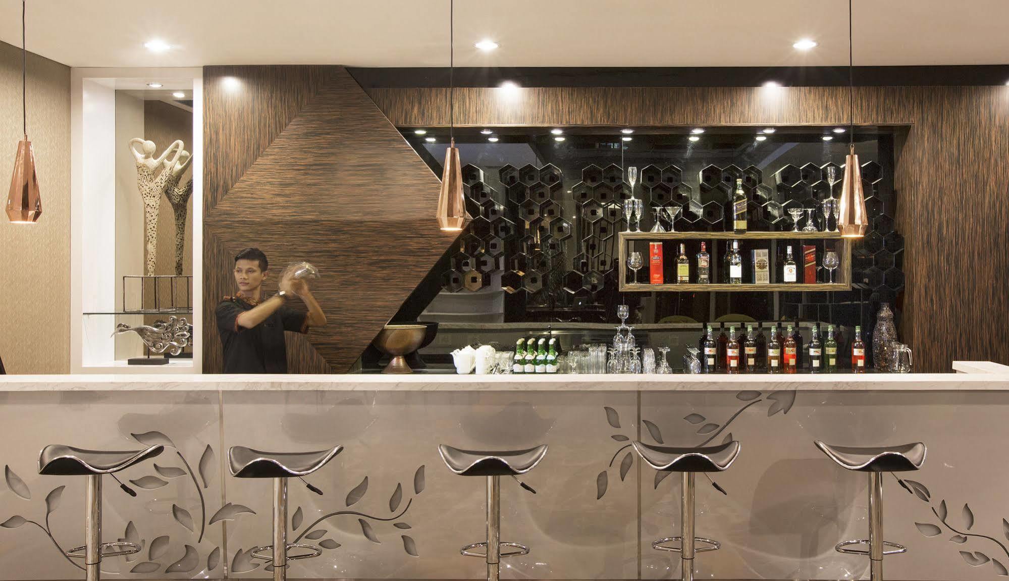 Aston Bellevue Radio Dalam Hotel Jakarta