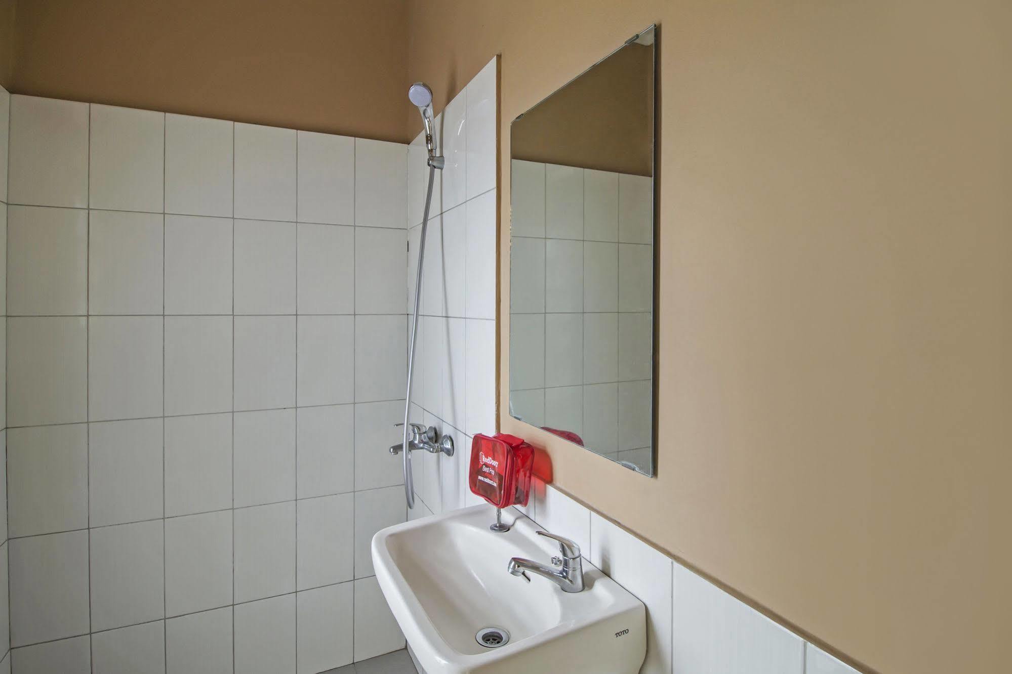Hotel Reddoorz @ Mampang Prapatan