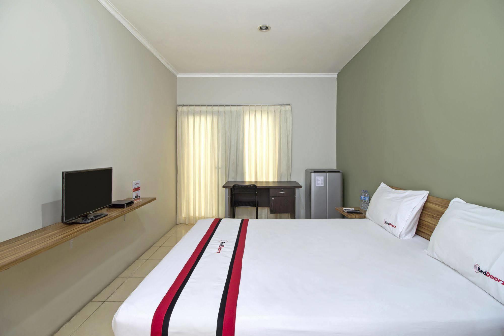 Reddoorz @ Mampang Prapatan Hotel 2*
