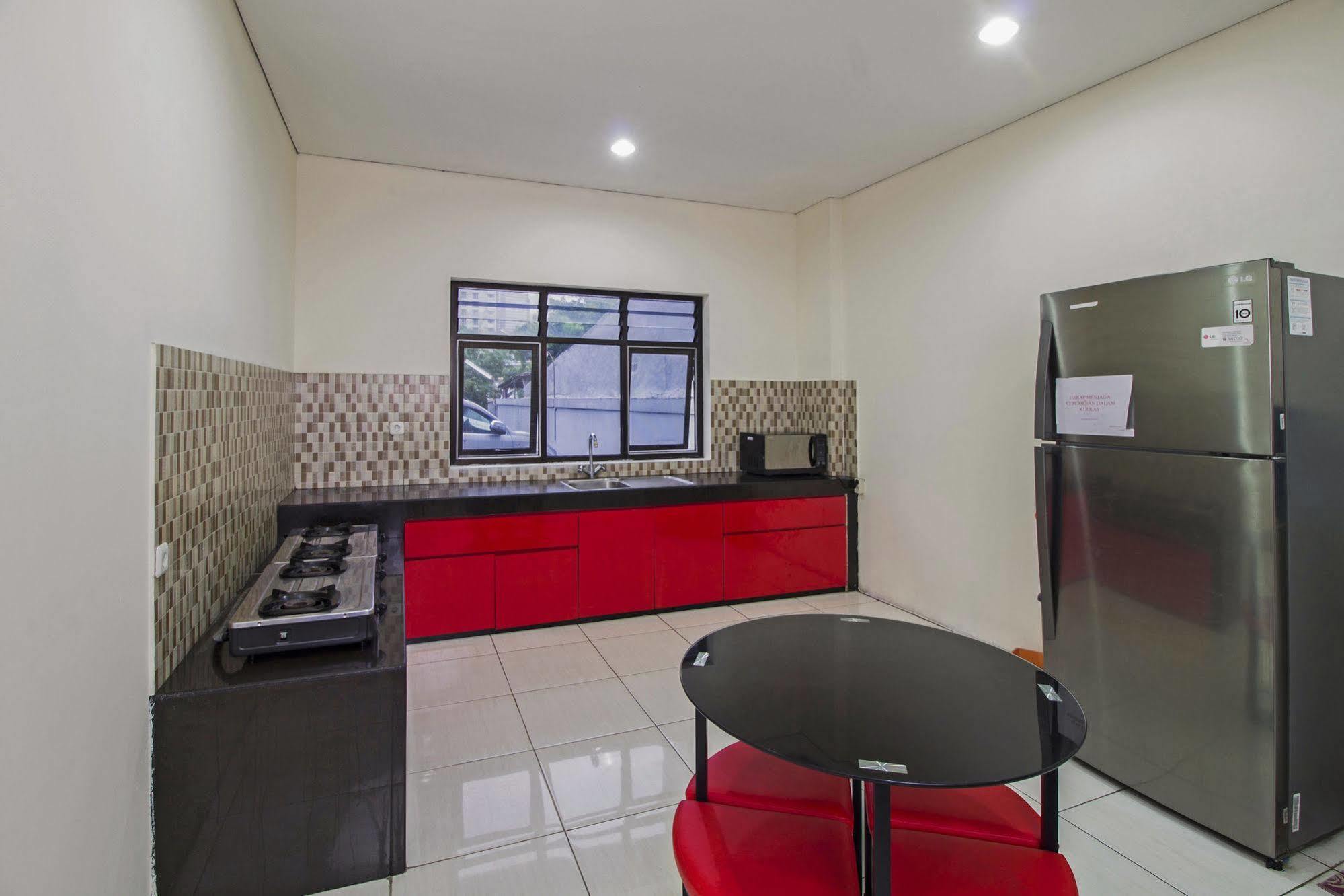 Hotel Reddoorz @ Karet Kuningan 2*