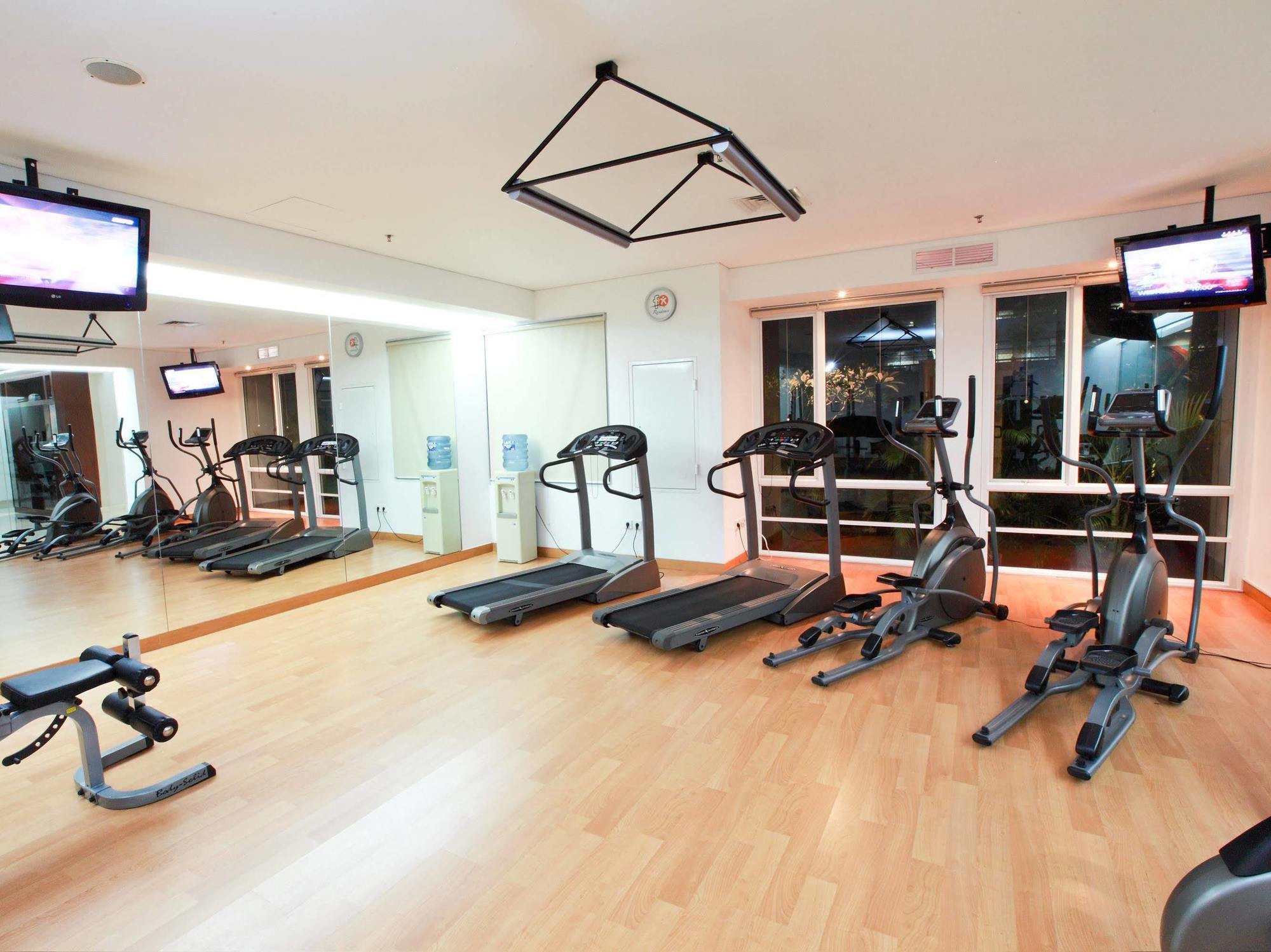 Harris Fx Sudirman Hotel 4*