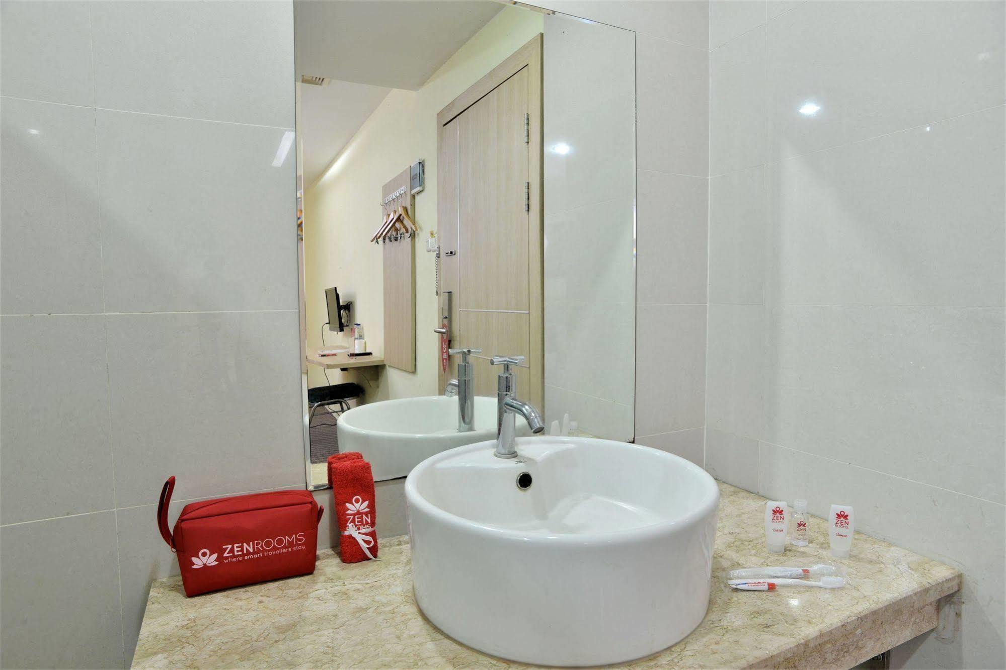Zen Rujia Pecenongan Hotel