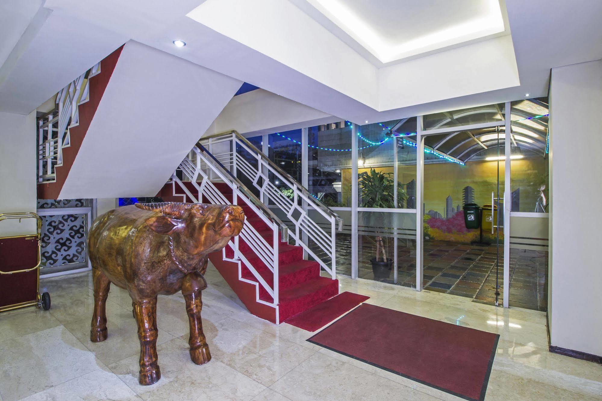 Hotel Reddoorz Premium @ Thamrin Kebon Sirih 4*