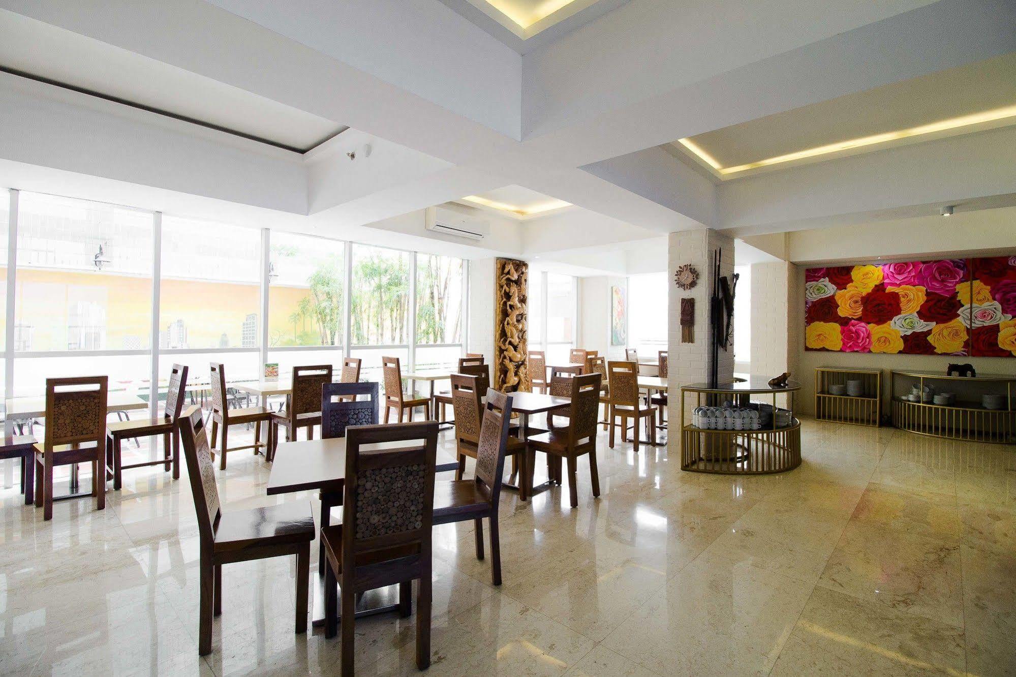 Reddoorz Premium @ Thamrin Kebon Sirih Hotel 4*