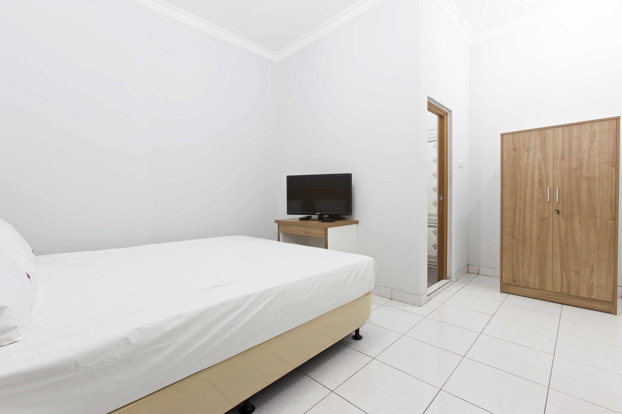 Reddoorz Near Percetakan Negara Guest house Jakarta