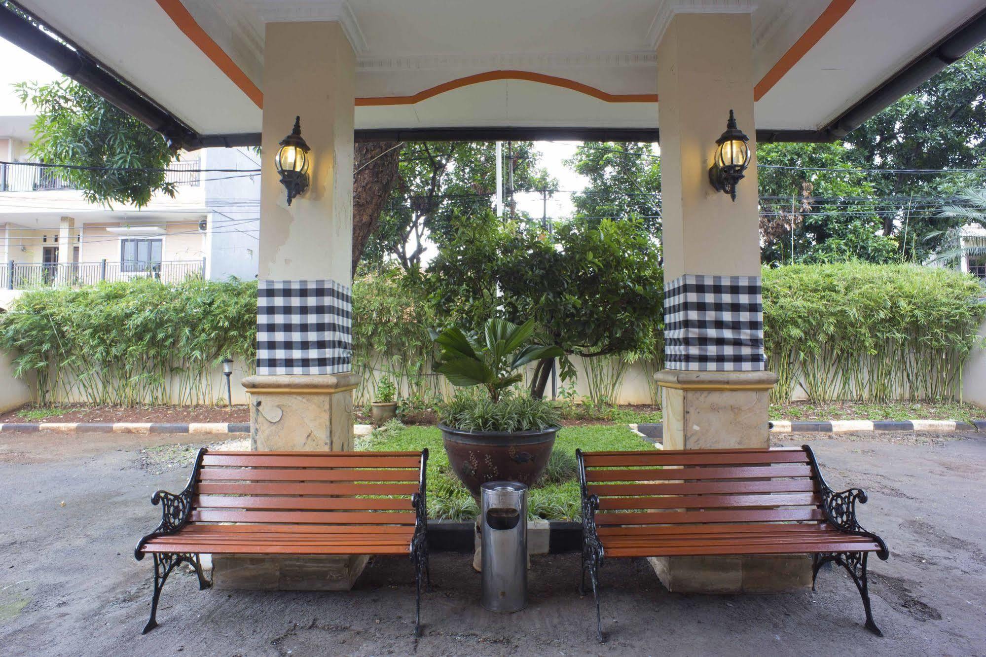Reddoorz @ Pejaten Raya Guest house