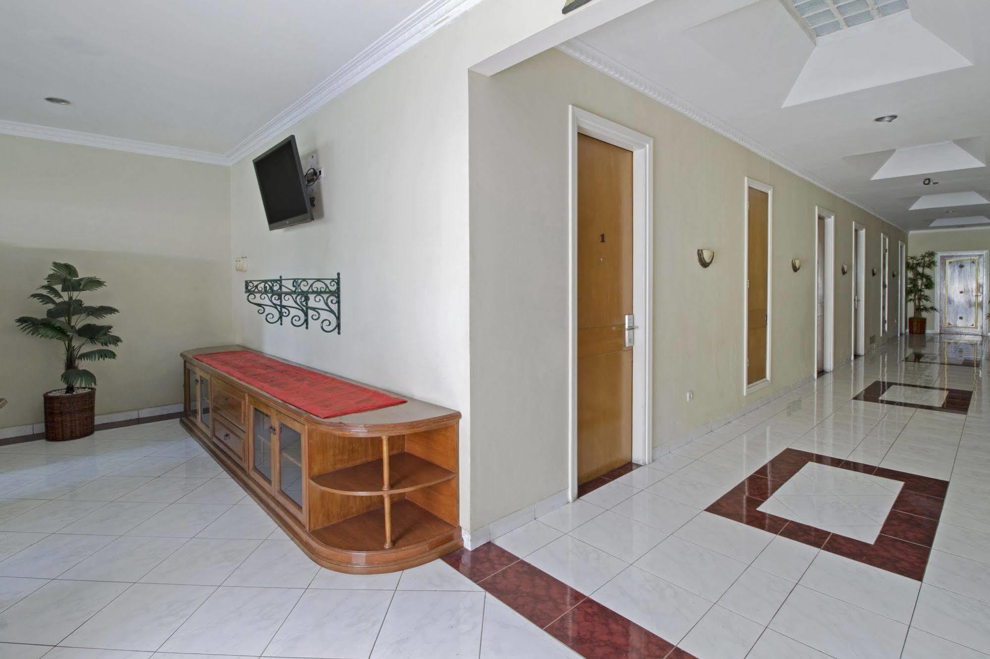 Reddoorz @ Pejaten Raya Guest house