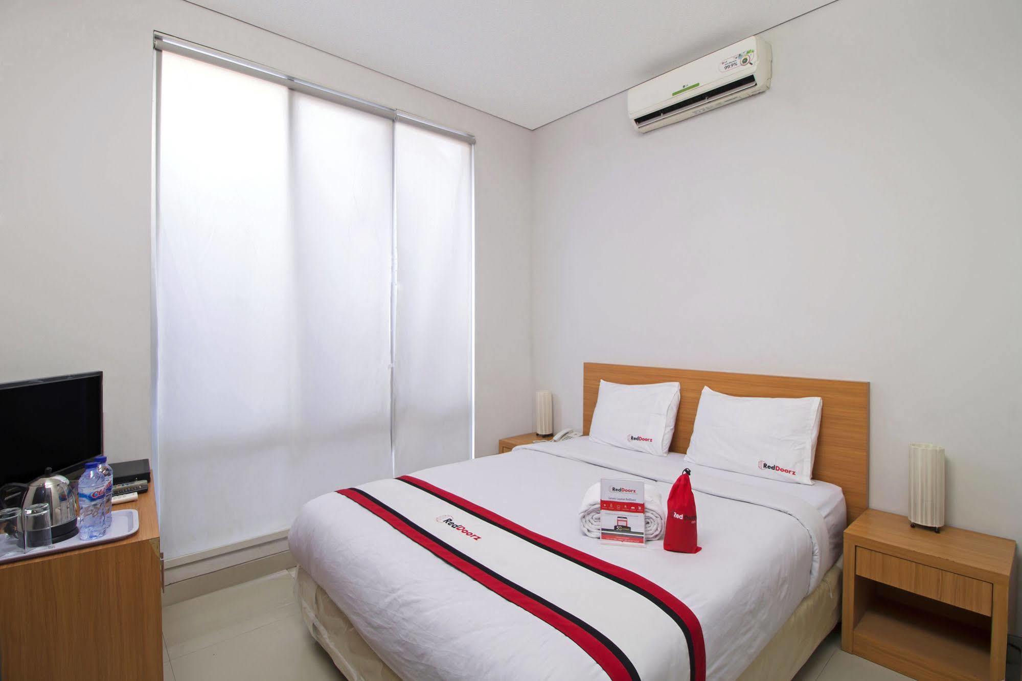 Hotel Reddoorz Near Kelapa Dua Kebon Jeruk Jakarta