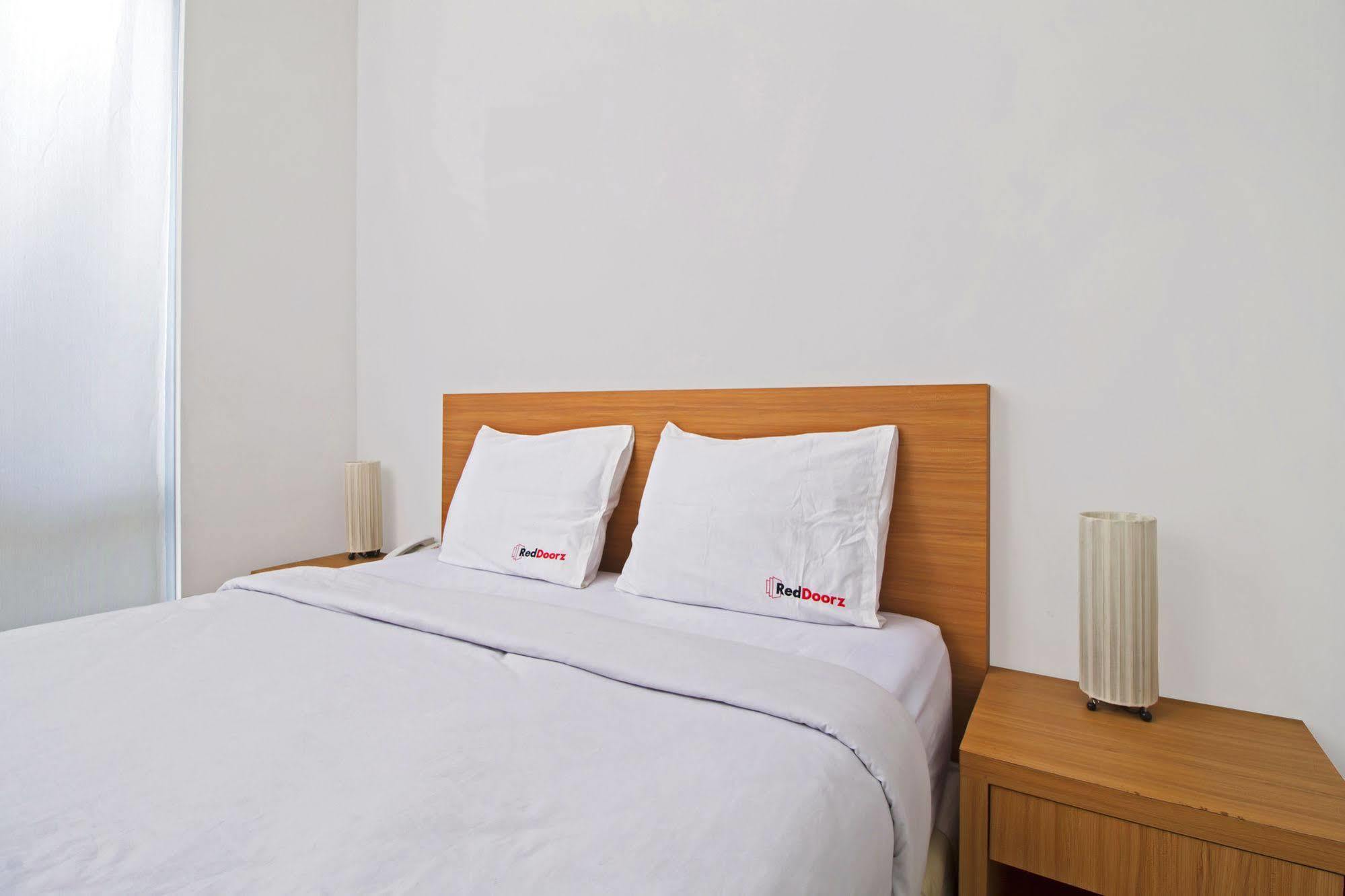 Hotel Reddoorz Near Kelapa Dua Kebon Jeruk