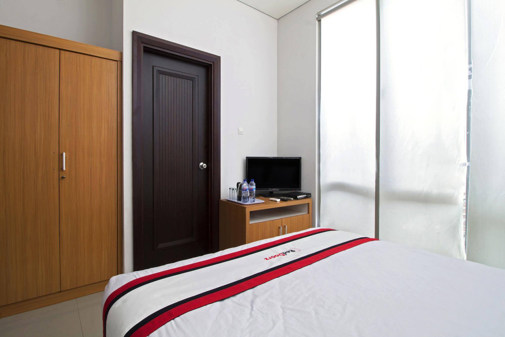 Hotel Reddoorz Near Kelapa Dua Kebon Jeruk Jakarta