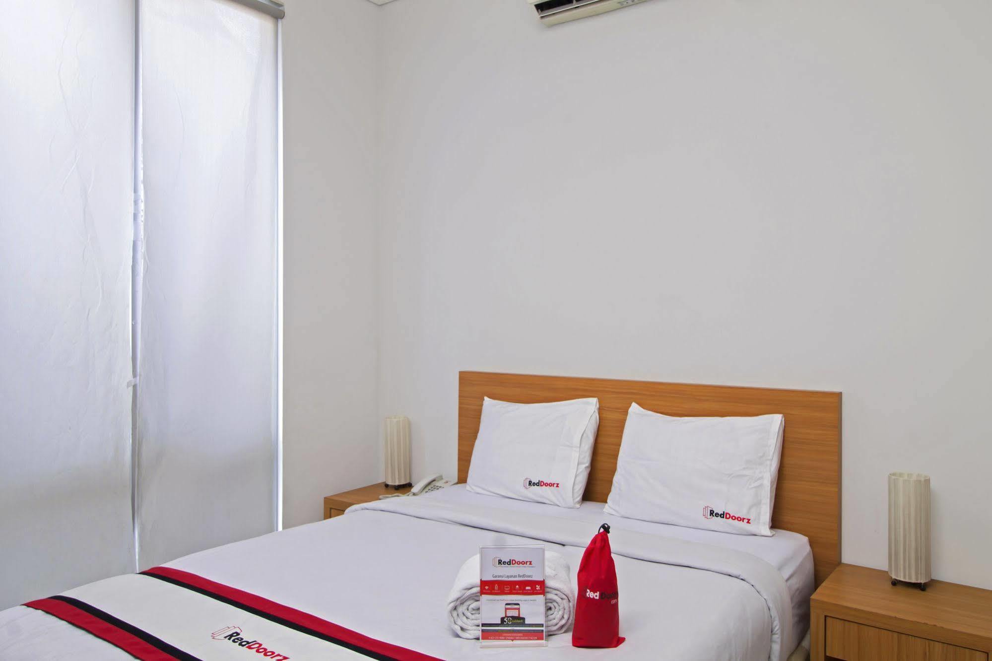 Reddoorz Near Kelapa Dua Kebon Jeruk Hotel