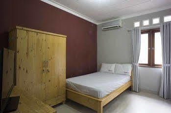 Hotel Reddoorz Near Kelapa Dua Kebon Jeruk 3*