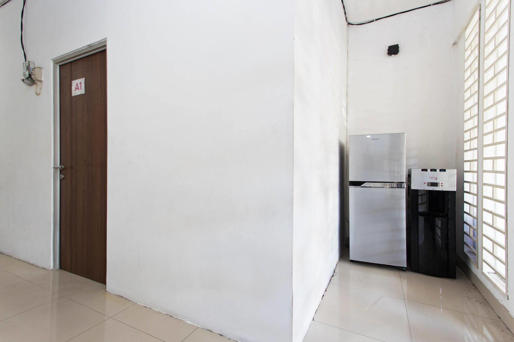 Reddoorz @ Kebon Kacang Nhà khách 2*