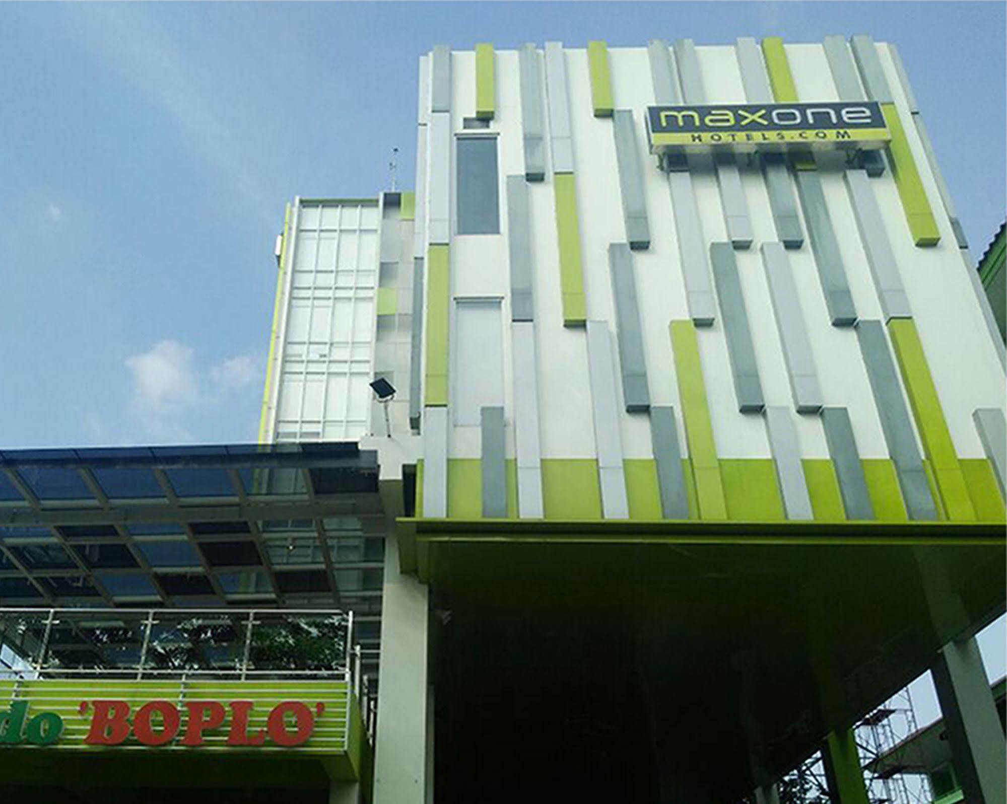 Maxonehotels.com At Kramat Hotel Jakarta