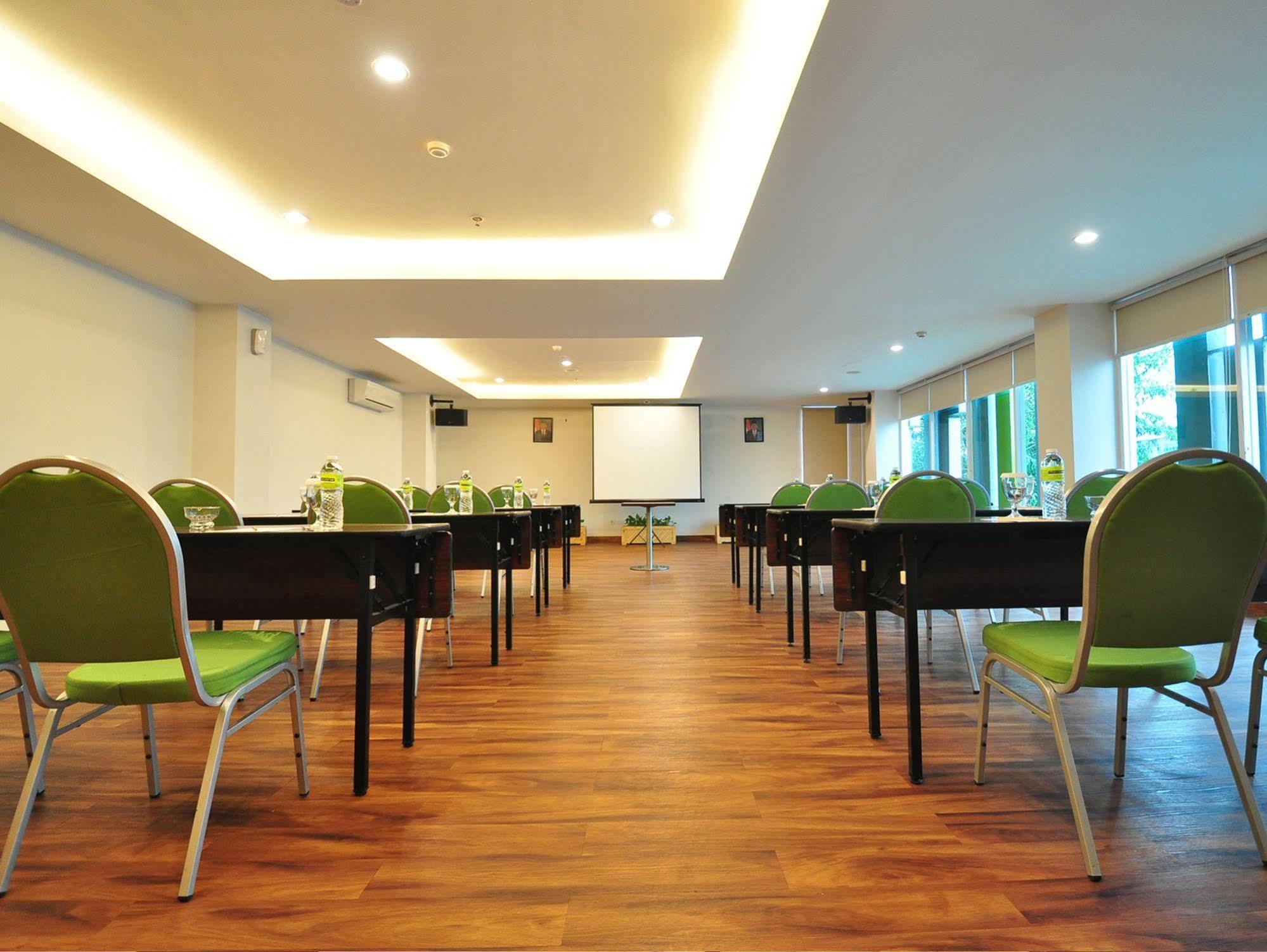 Maxonehotels.com At Kramat Hotel Jakarta