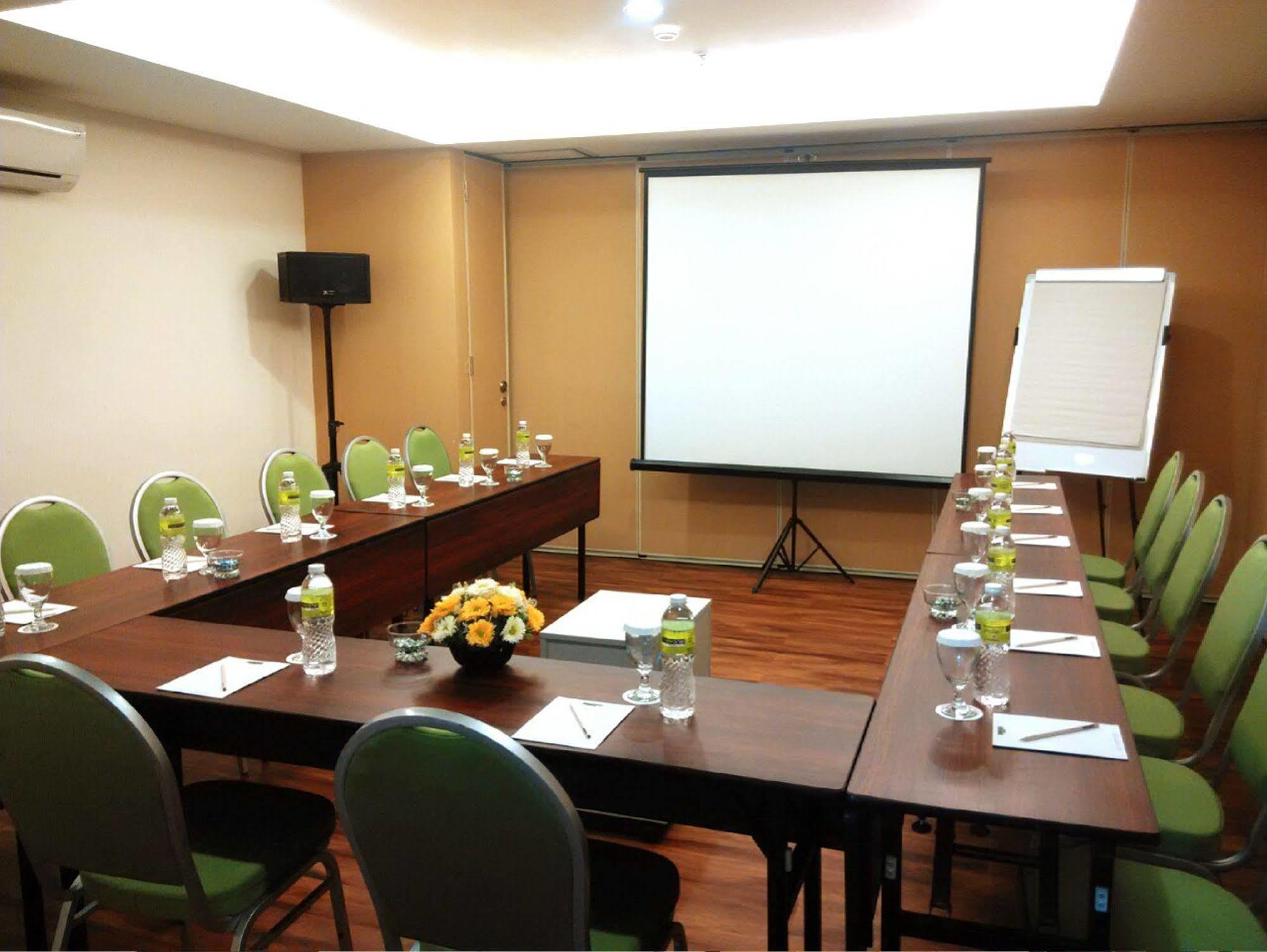 Maxonehotels.com At Kramat 3*