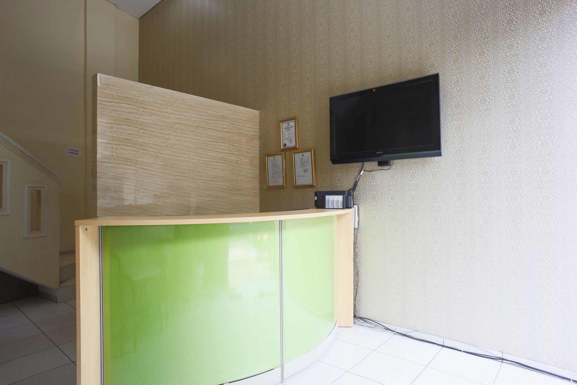 Guest house Reddoorz Near Pasar Tanah Abang Jakarta