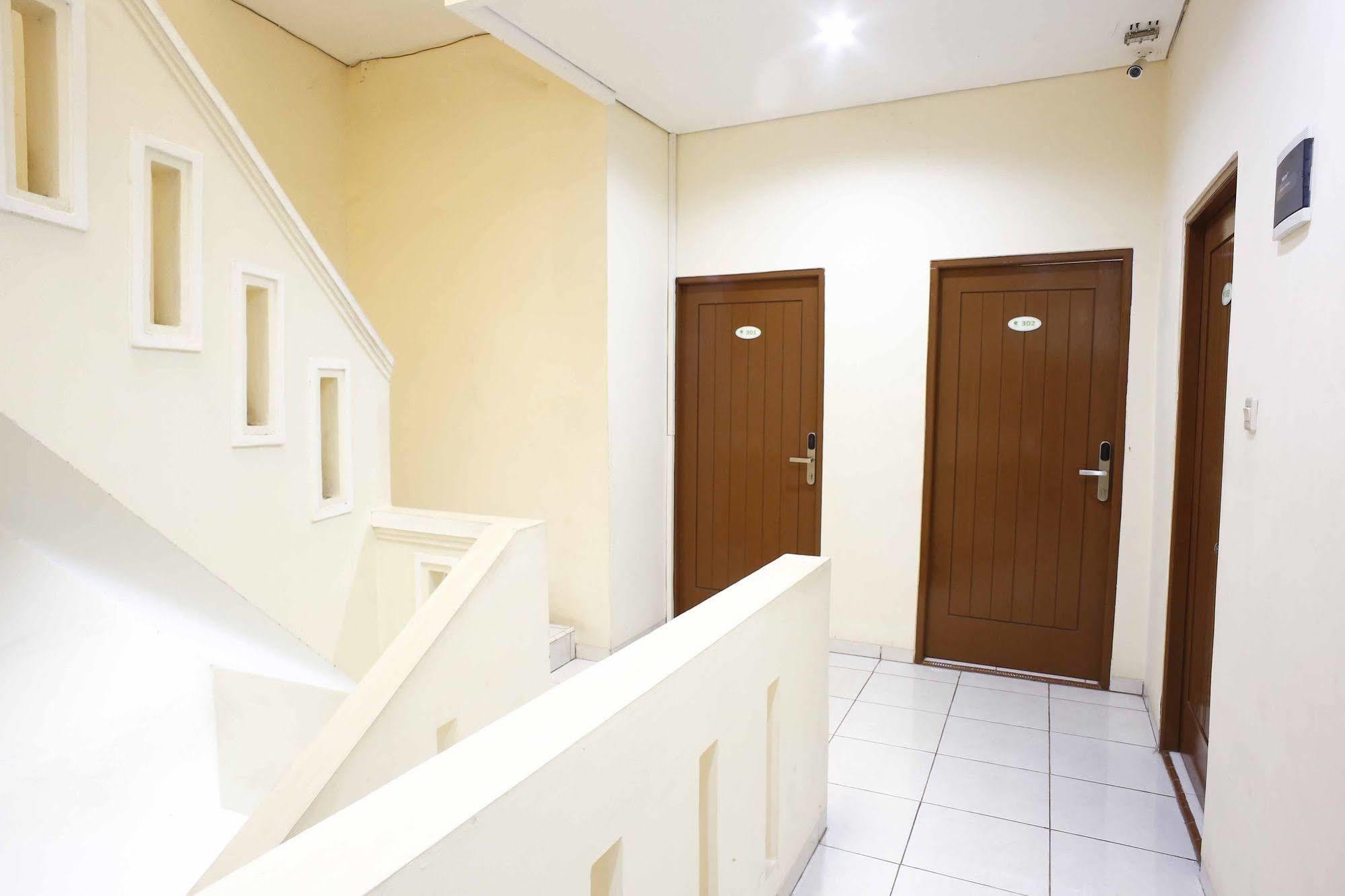 Guest house Reddoorz Near Pasar Tanah Abang 2*