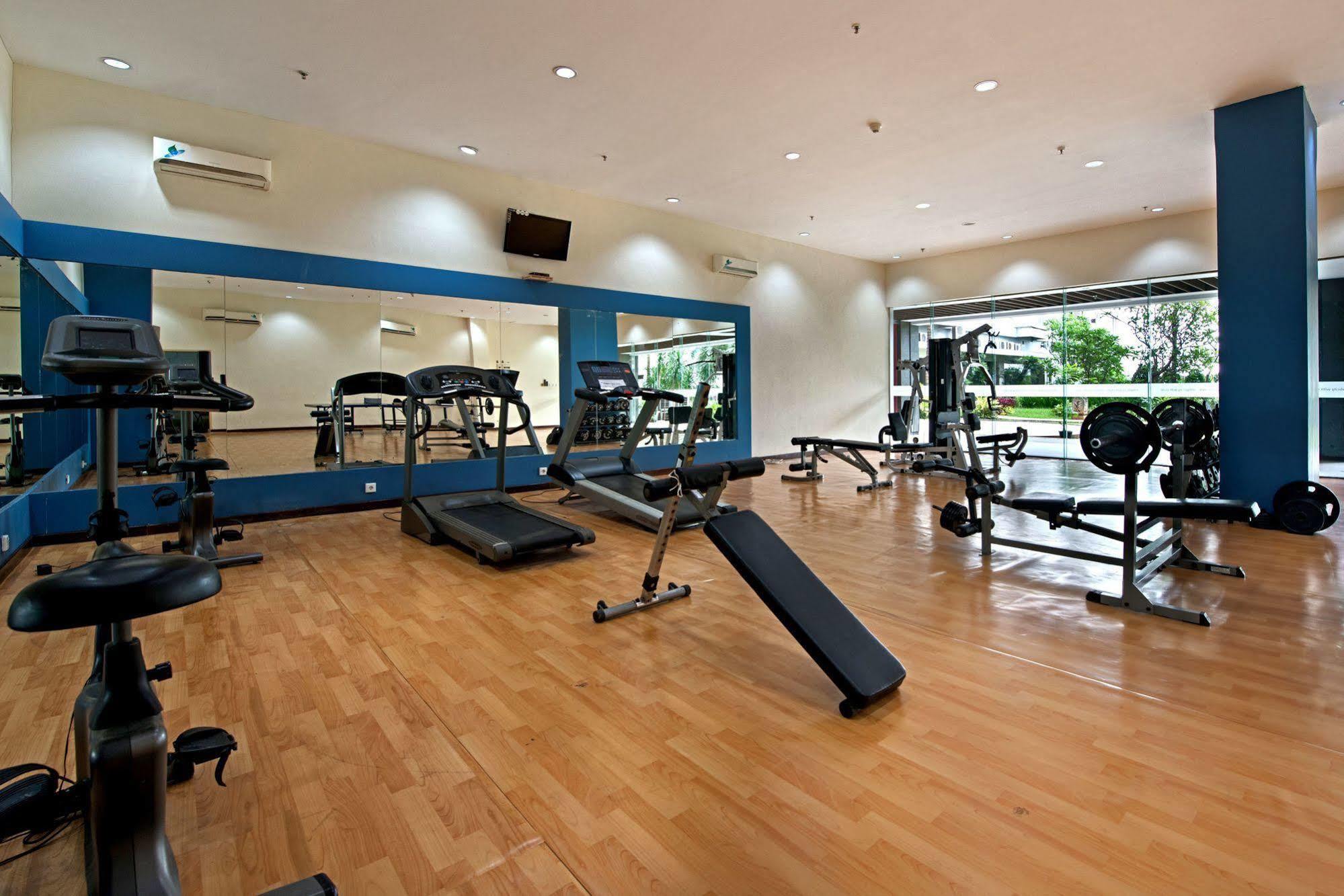 Grand Whiz Poins Simatupang Hotel 4*