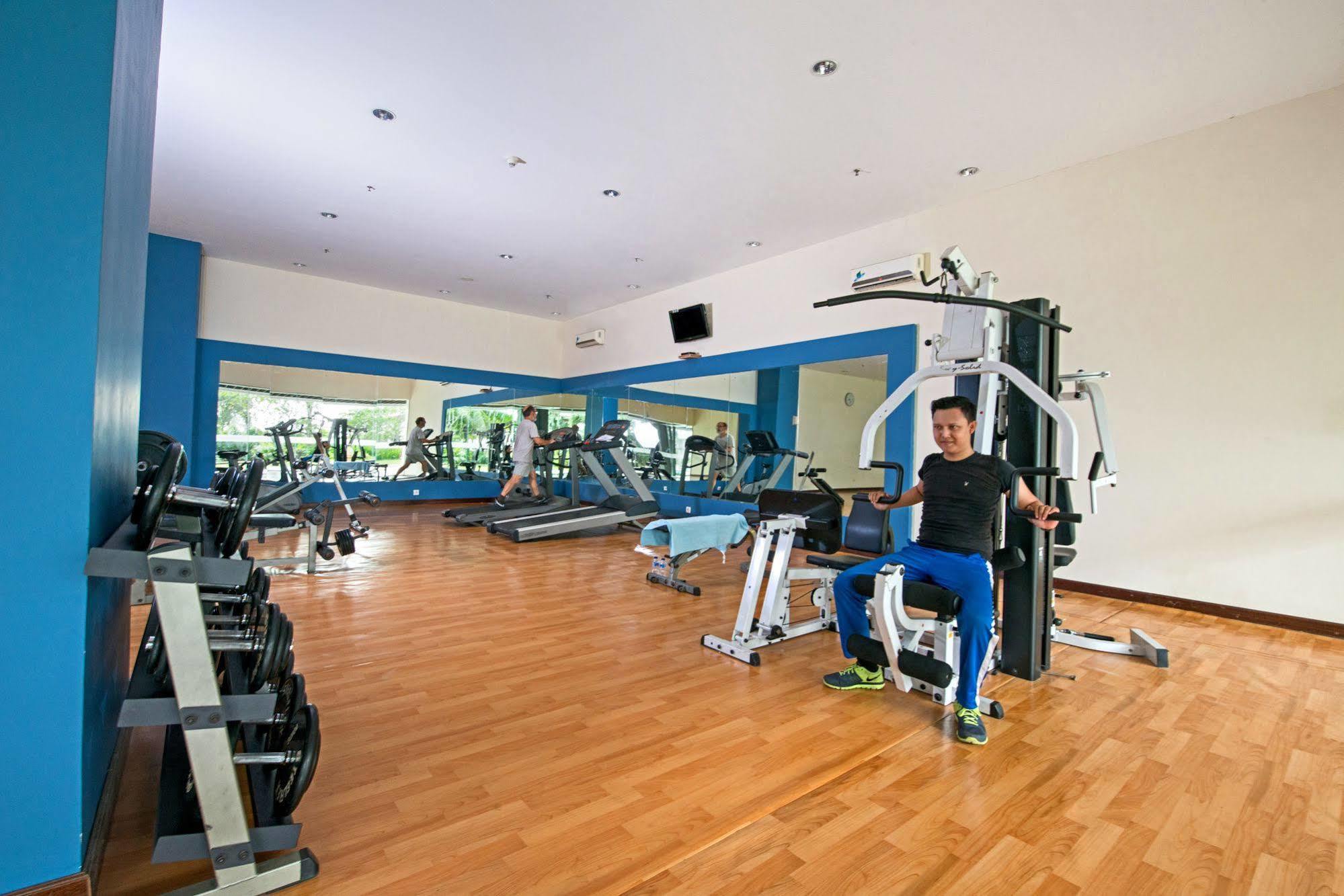 Grand Whiz Poins Simatupang Hotel 4*