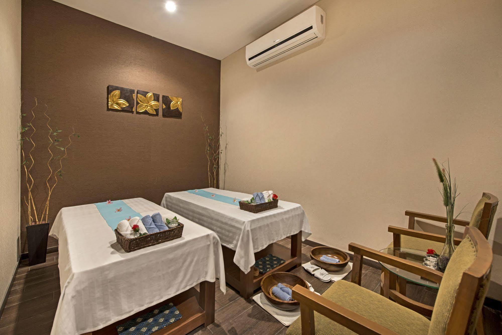 Grand Whiz Poins Simatupang
