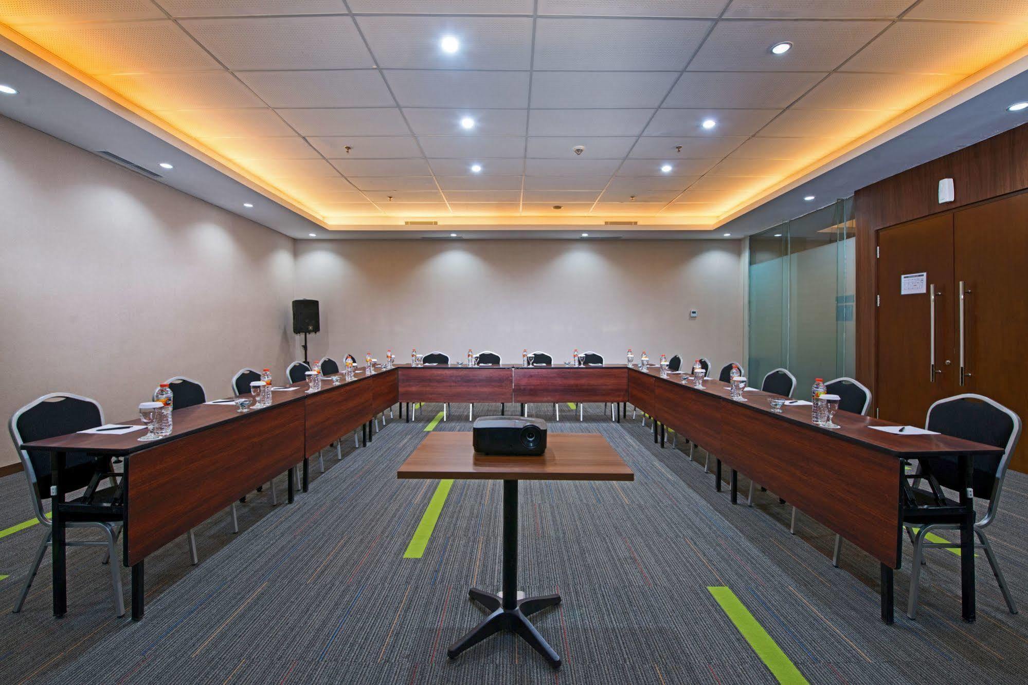 Grand Whiz Poins Simatupang Hotel Jakarta
