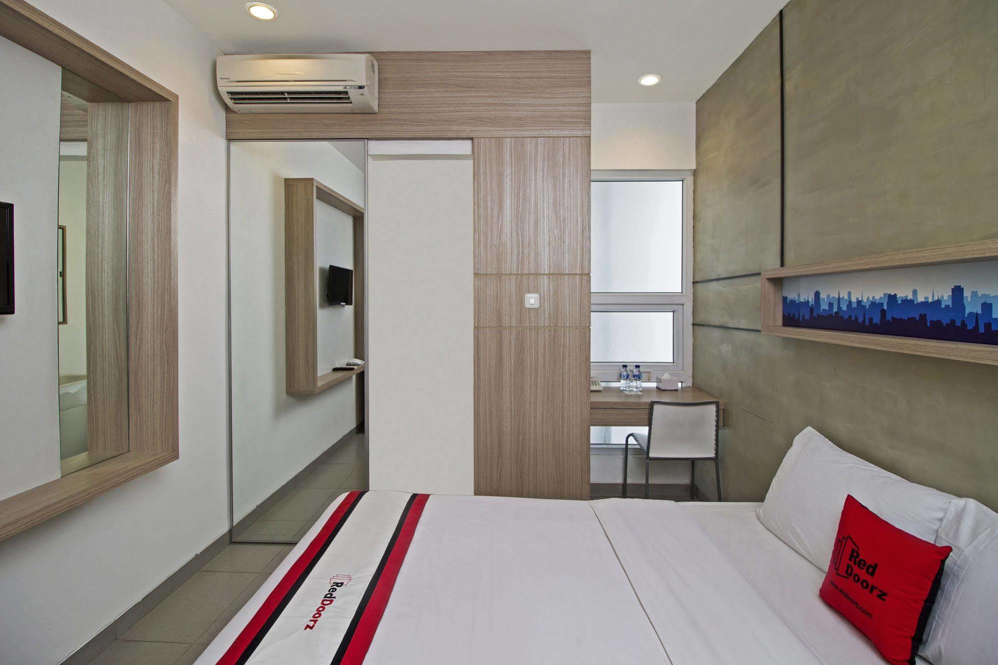 Reddoorz Plus @ Setiabudi Eight Guest house Jakarta
