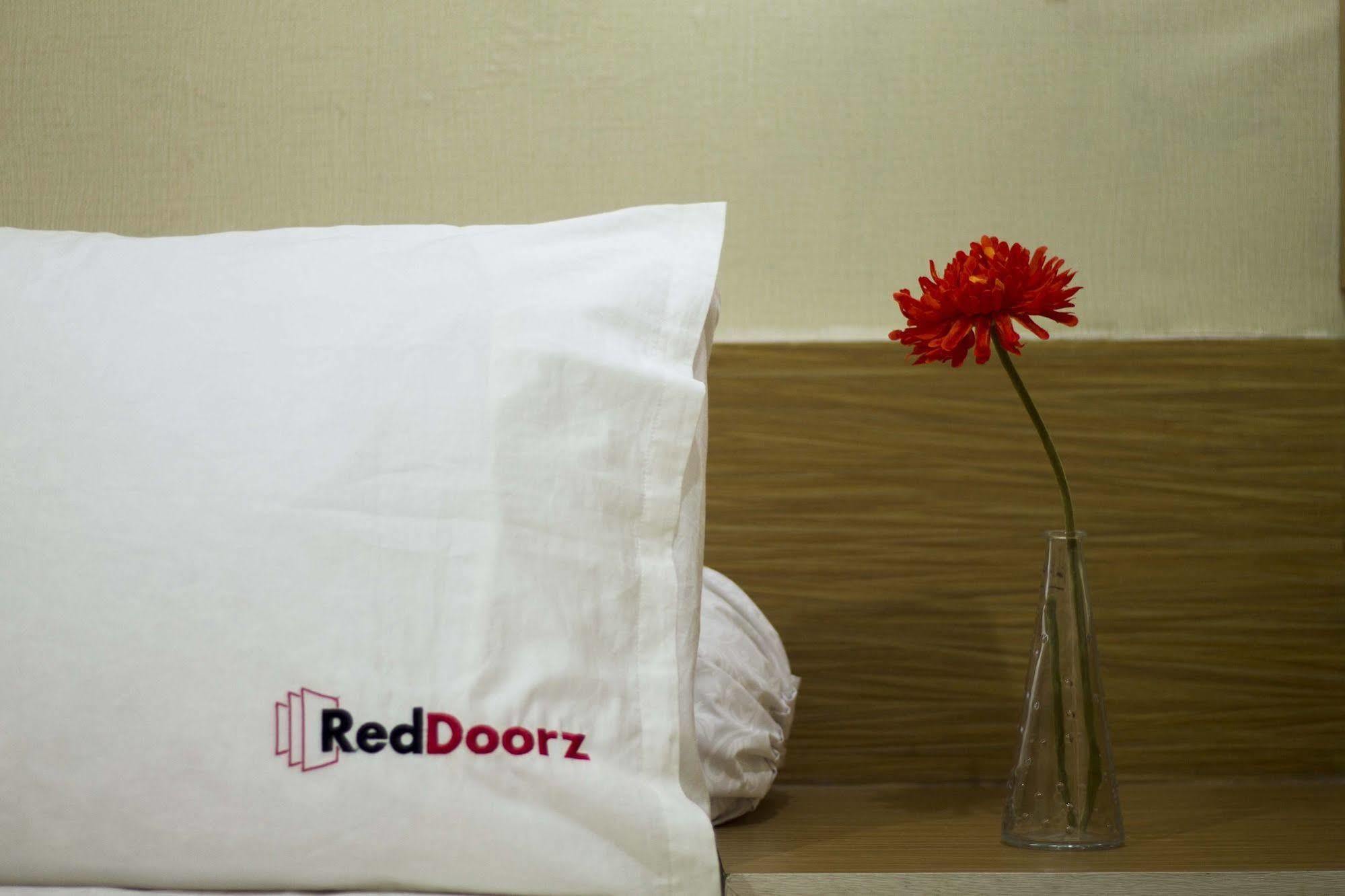 Reddoorz Plus @ Setiabudi Eight Guest house 2*