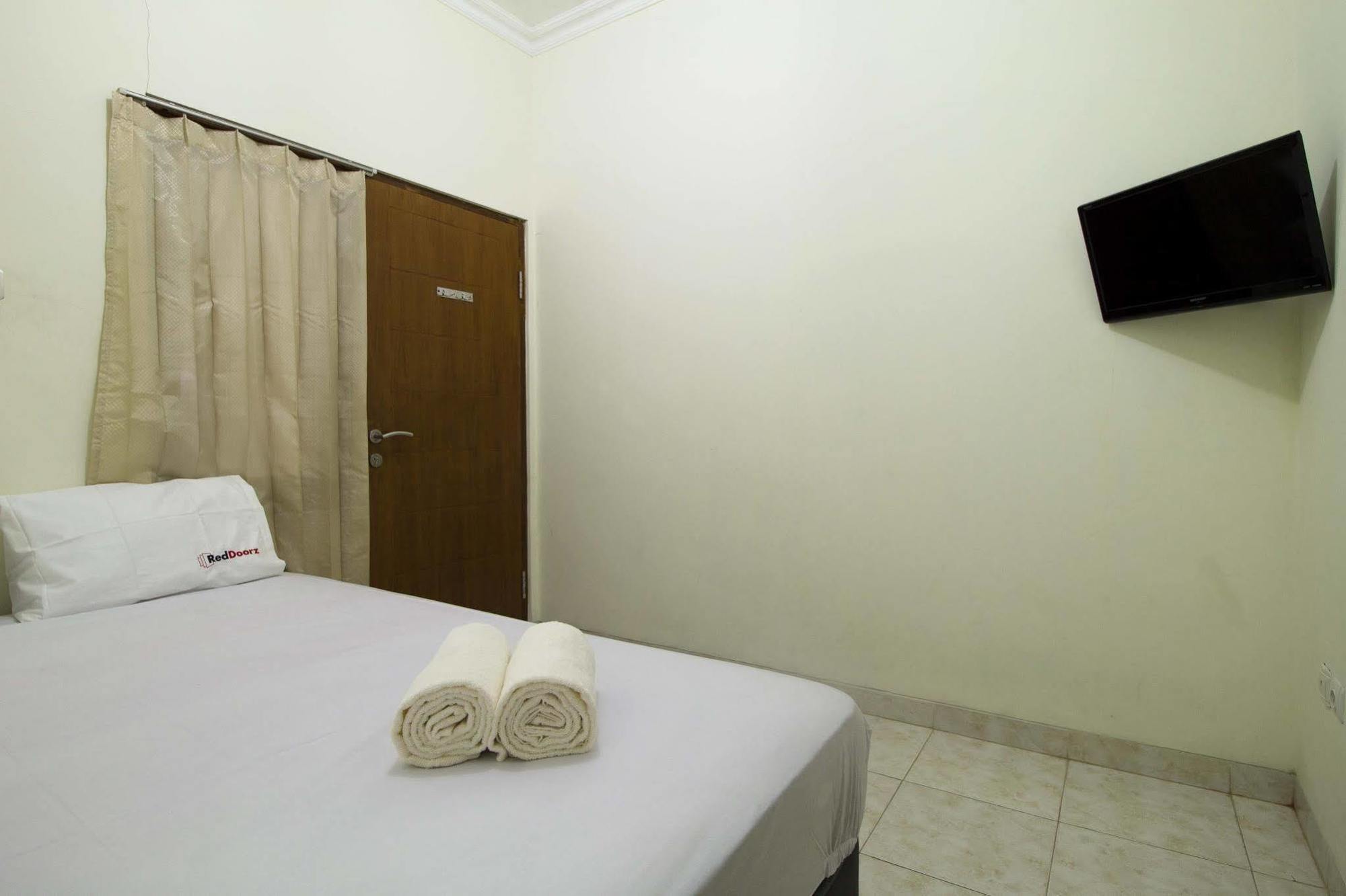 Rumah tetamu Reddoorz Near Pulogadung