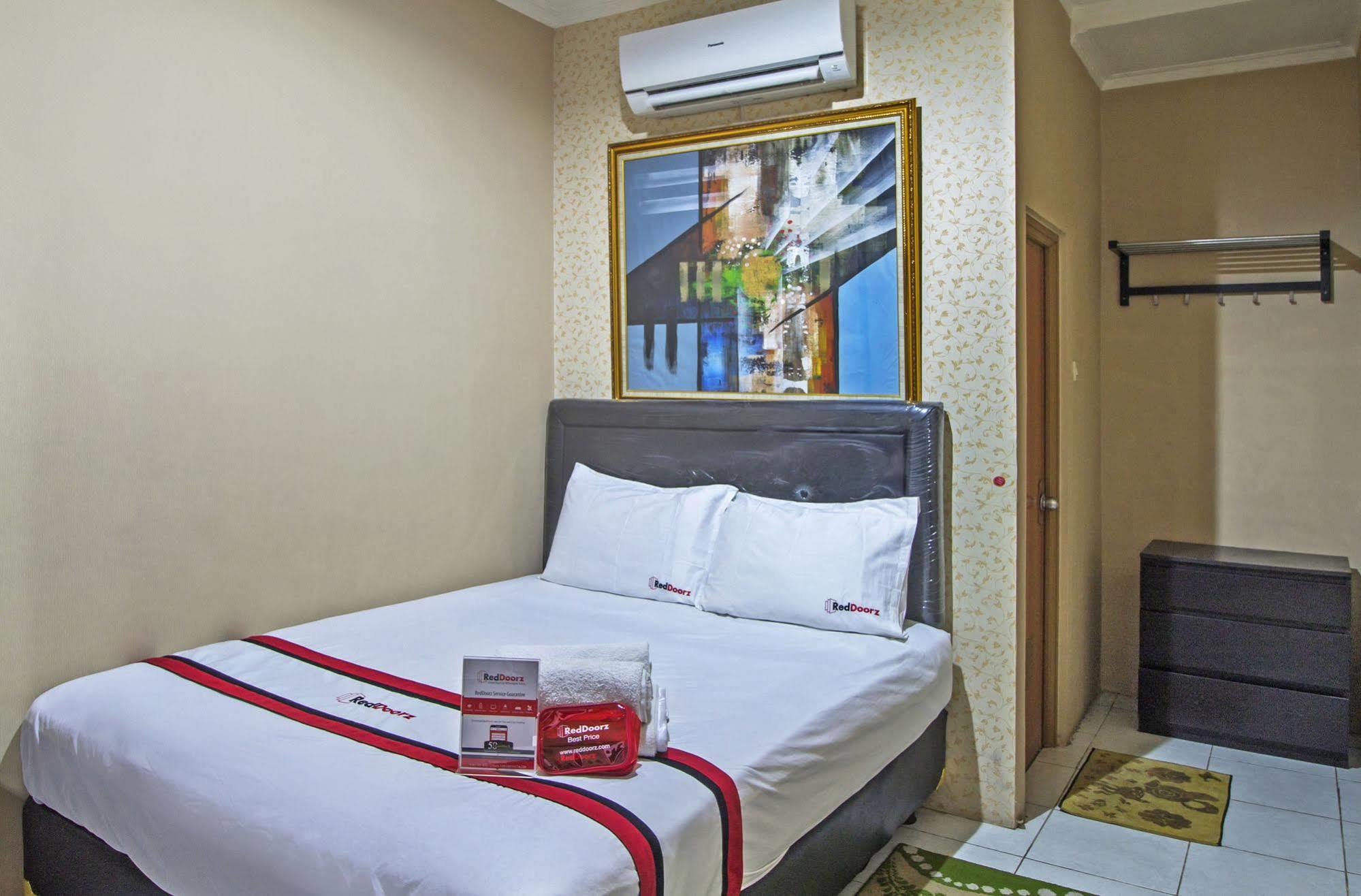 Wisma tamu Reddoorz @ Slipi Jaya 2*