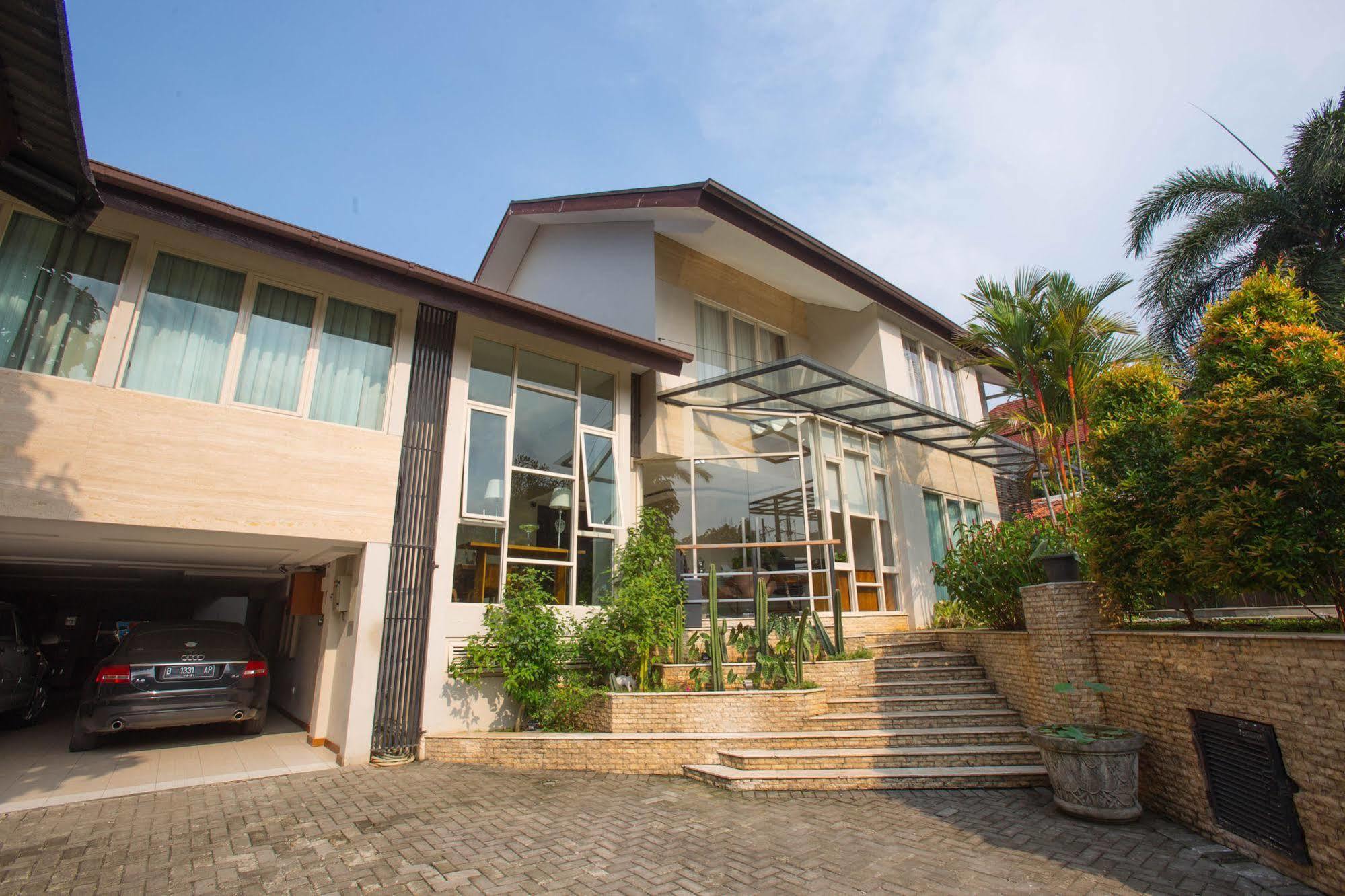 Reddoorz Plus @ Cipete Selatan Guest house 3*