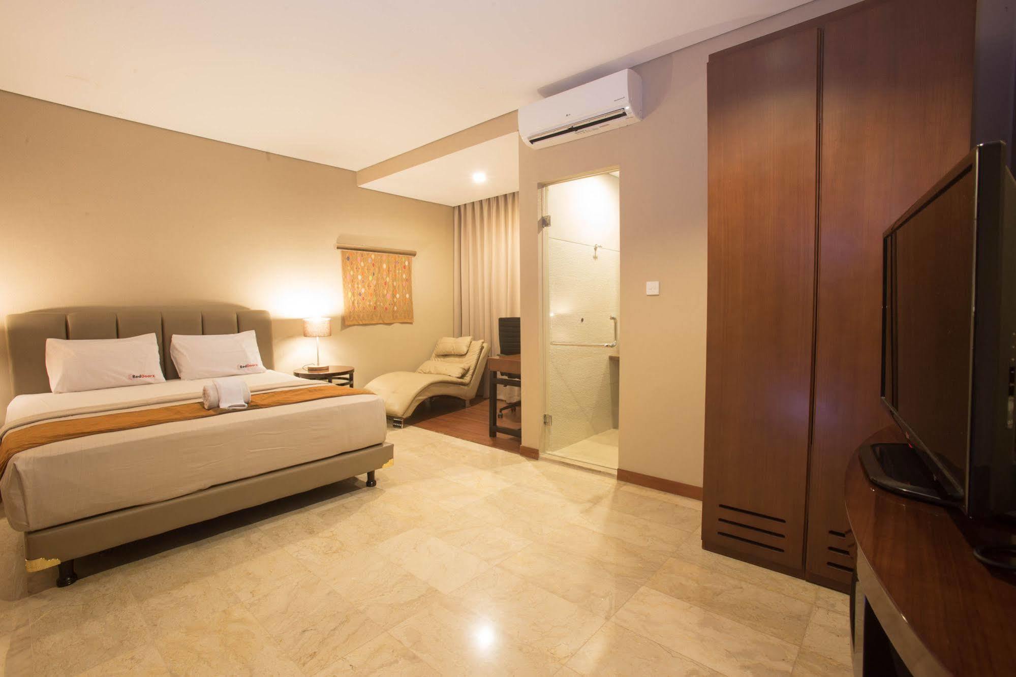 Reddoorz Plus @ Cipete Selatan Guest house 3*