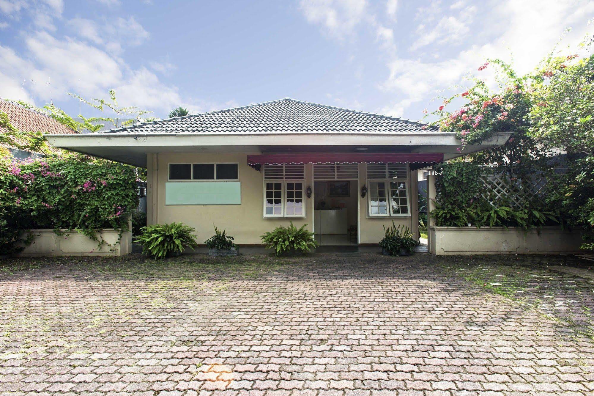 Guest house Reddoorz Near Gondangdia Station Jakarta