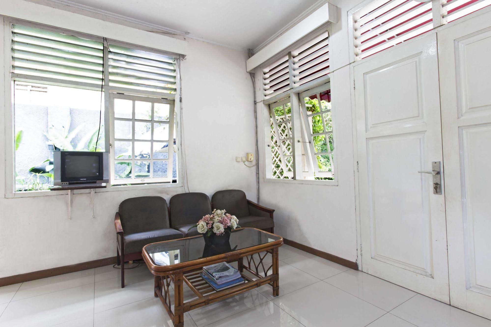 Reddoorz Near Gondangdia Station 2*