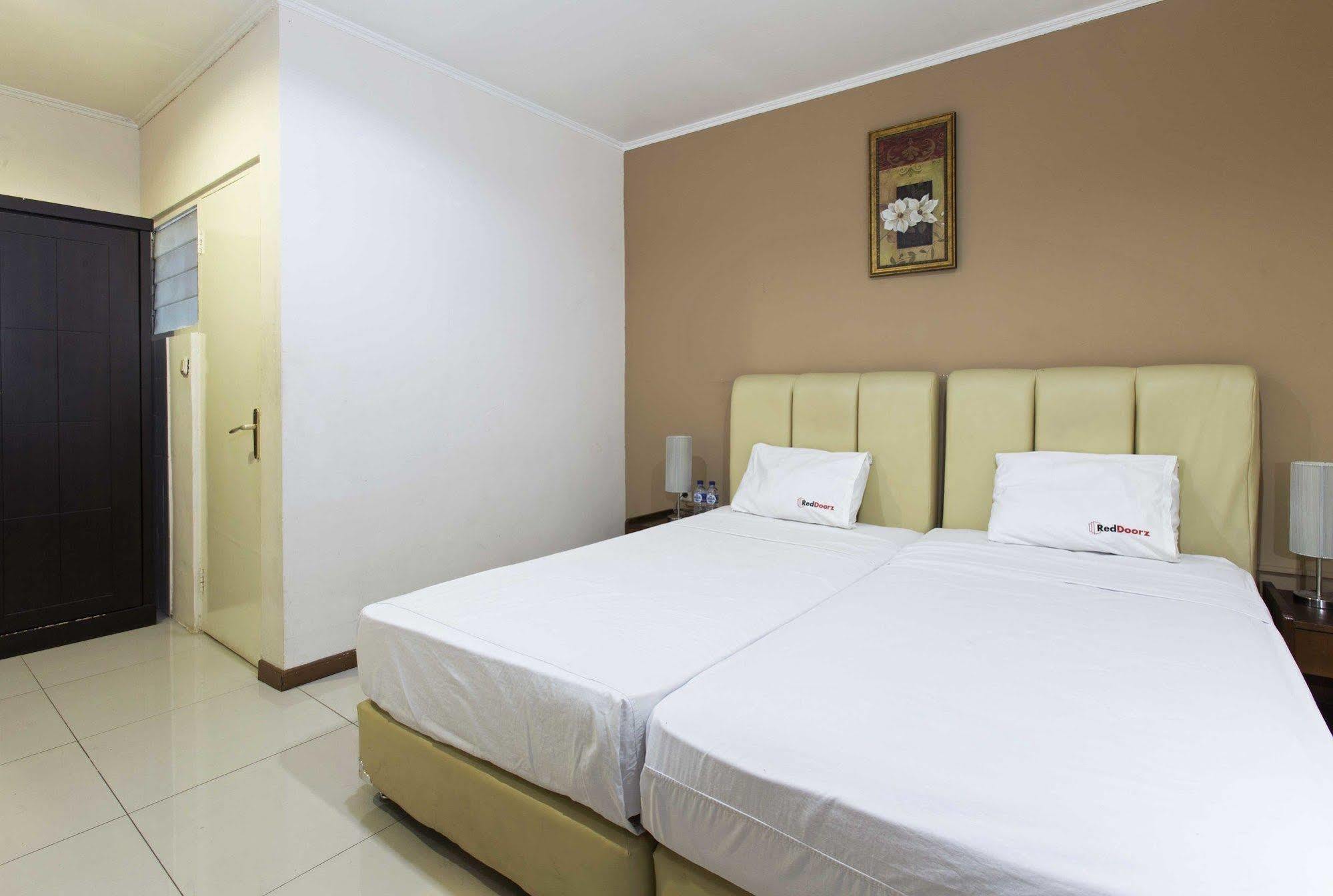 Guest house Reddoorz Near Gondangdia Station 2*