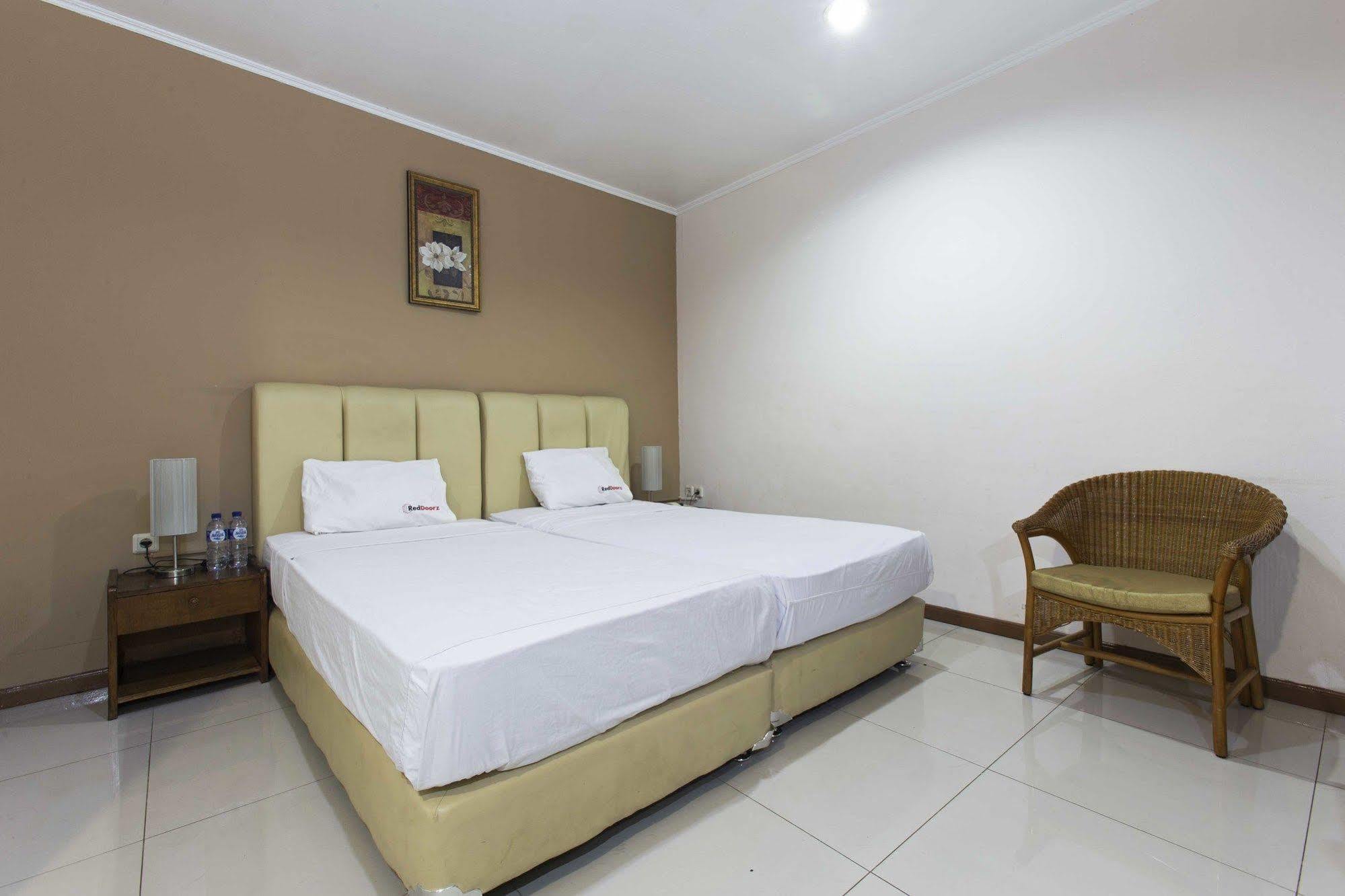 Reddoorz Near Gondangdia Station Guest house