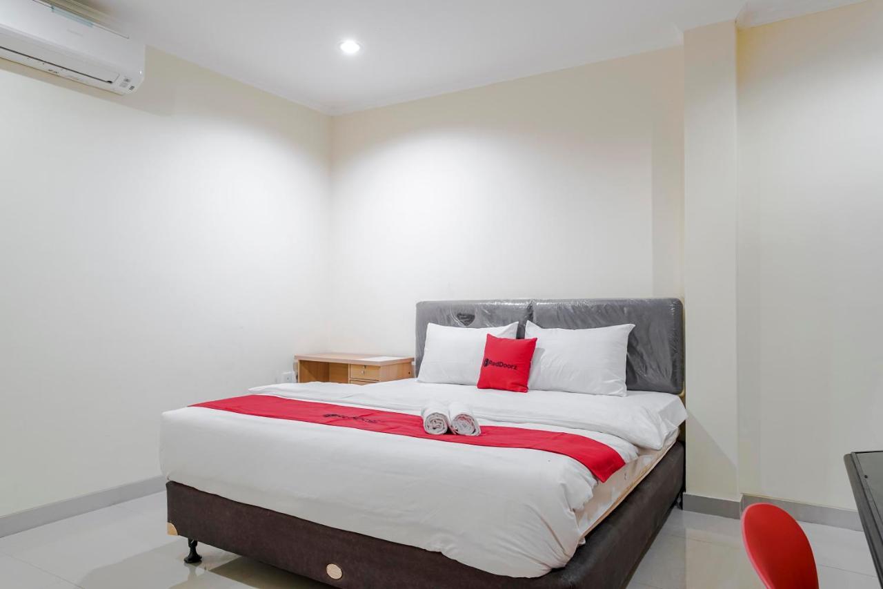 Wisma tamu Reddoorz @ Jalan Biak Roxy 2*