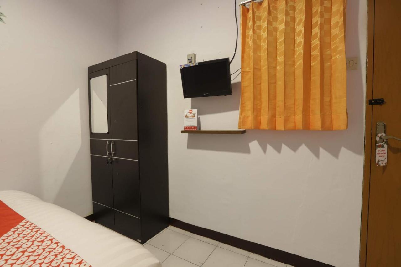 Hotel Oyo 176 Near Cideng Virgo 2*