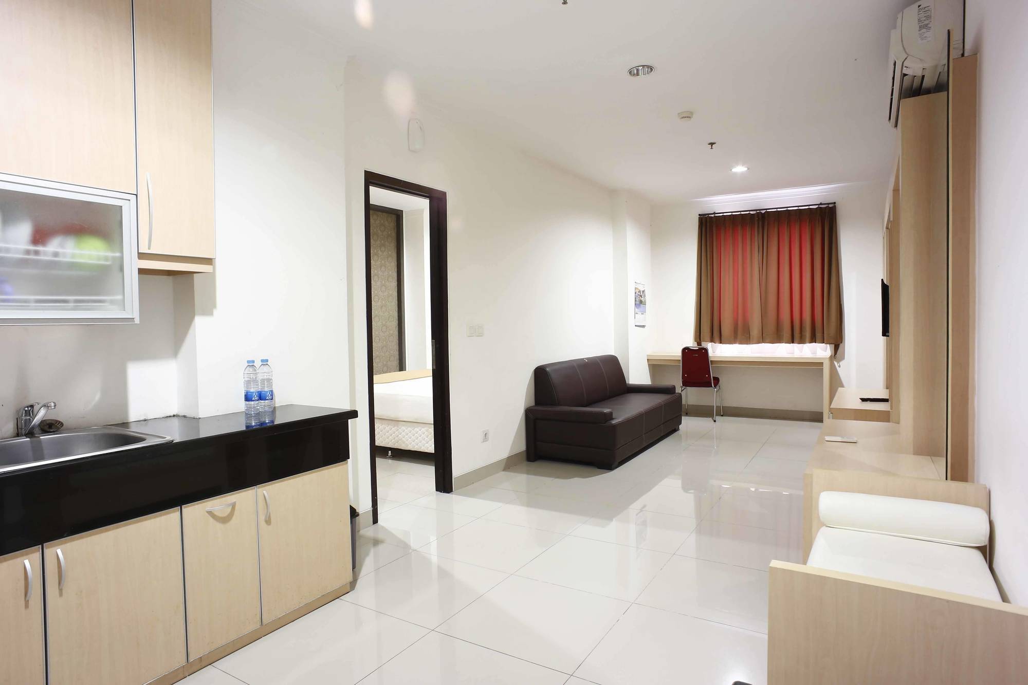 Reddoorz @ Gunung Sahari Hotel